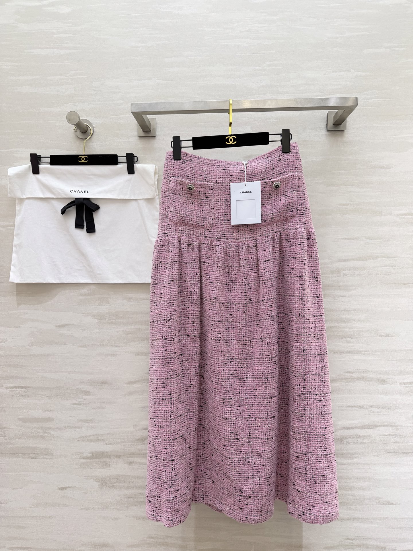 #Chane♡²⁶新款 温柔樱花粉粗花呢半裙 自带高级肌理感 经典双C元素精致纽扣 细节里都是法式优雅 