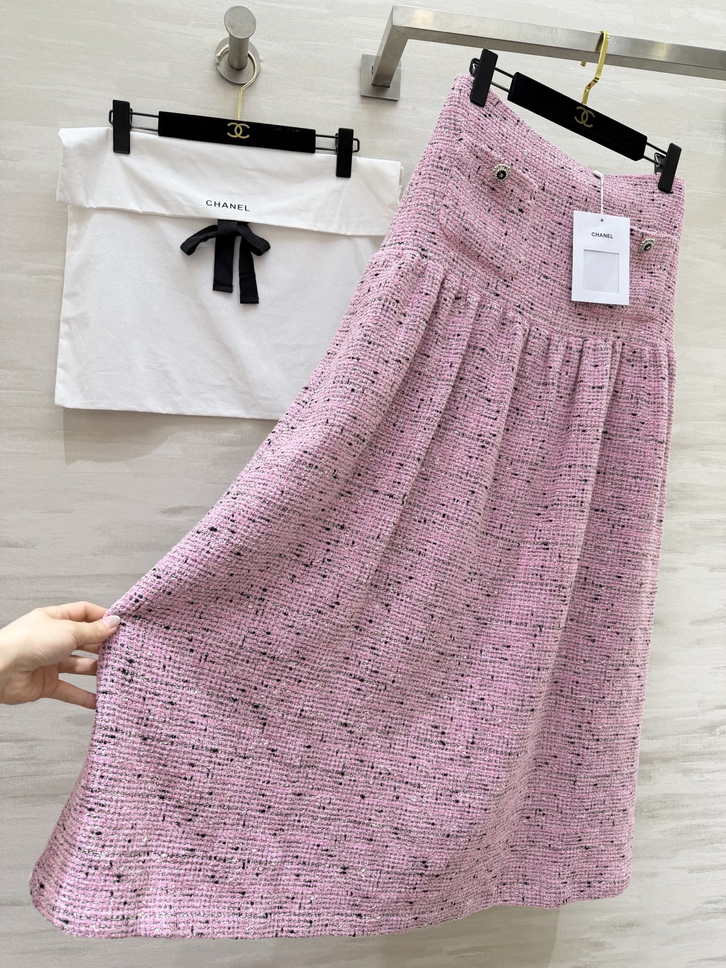 #Chane♡²⁶新款 温柔樱花粉粗花呢半裙 自带高级肌理感 经典双C元素精致纽扣 细节里都是法式优雅 