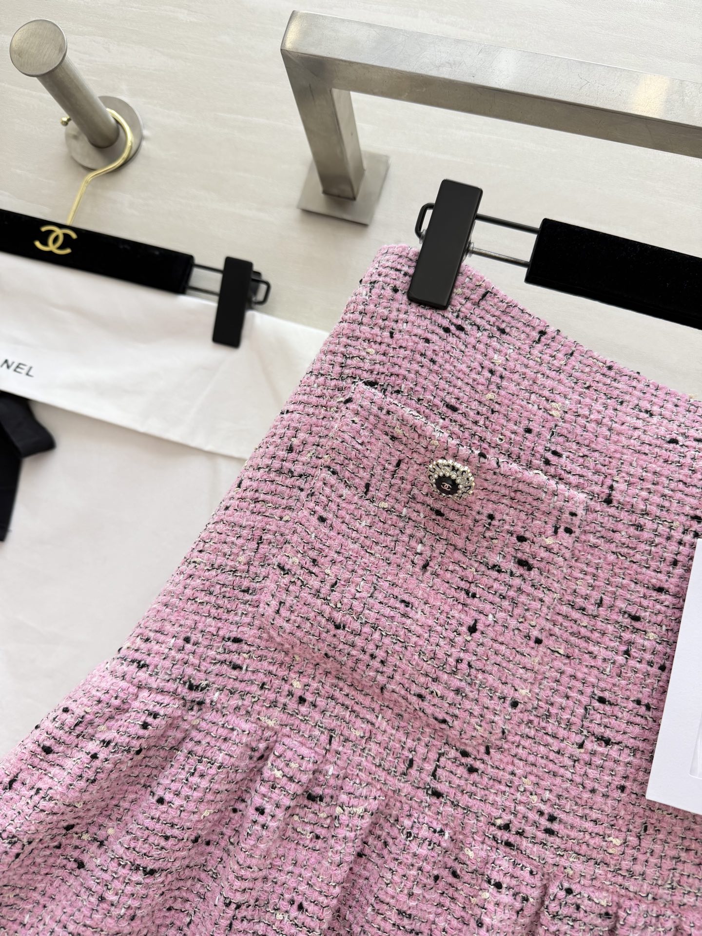 #Chane♡²⁶新款 温柔樱花粉粗花呢半裙 自带高级肌理感 经典双C元素精致纽扣 细节里都是法式优雅 