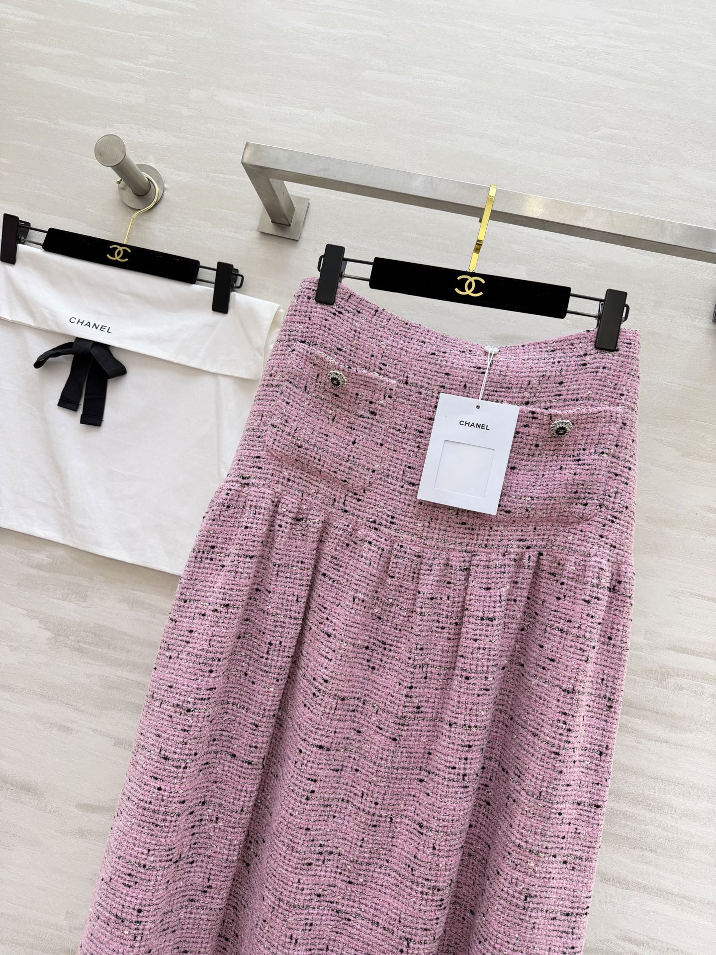 #Chane♡²⁶新款 温柔樱花粉粗花呢半裙 自带高级肌理感 经典双C元素精致纽扣 细节里都是法式优雅 