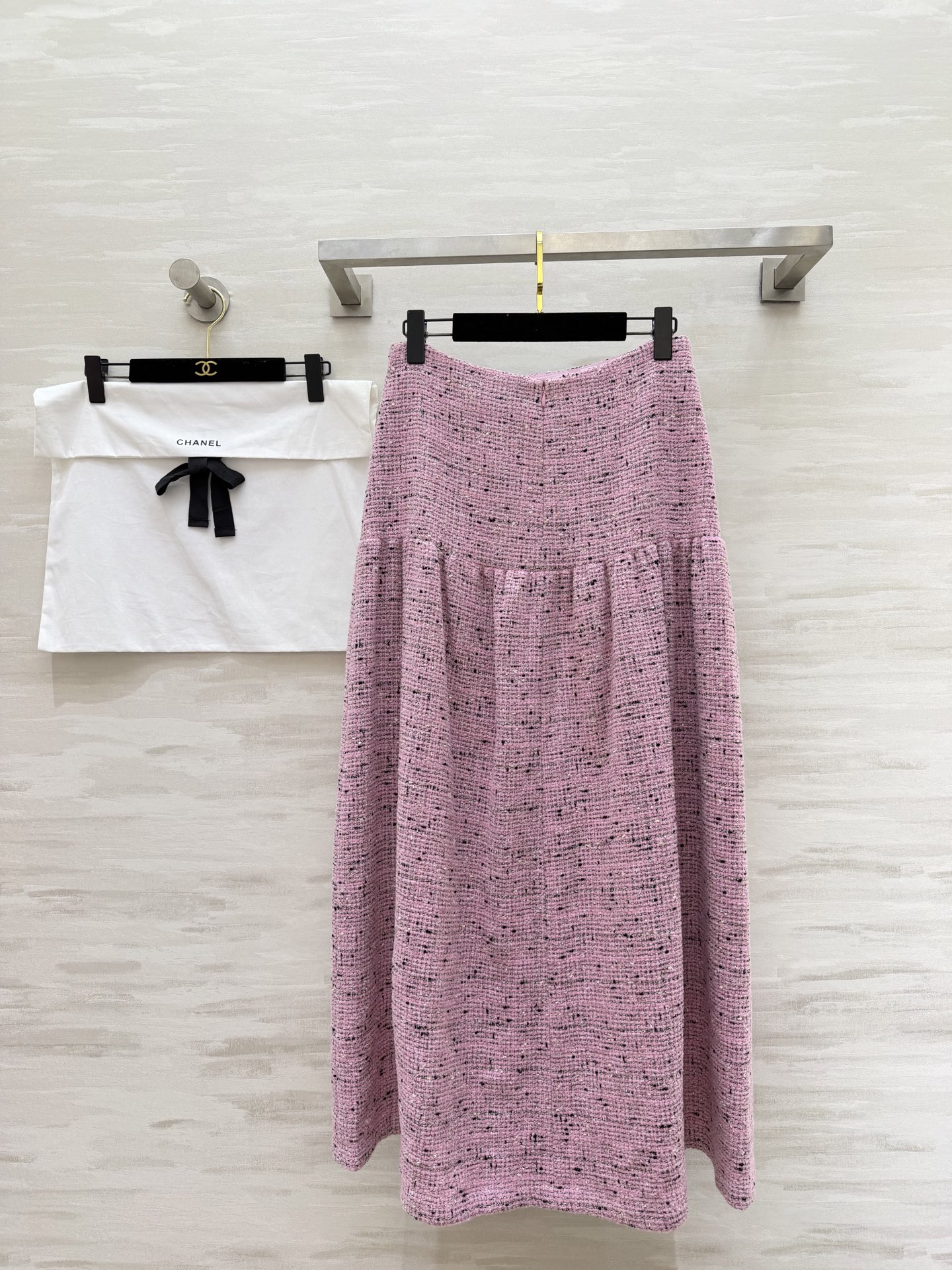 #Chane♡²⁶新款 温柔樱花粉粗花呢半裙 自带高级肌理感 经典双C元素精致纽扣 细节里都是法式优雅 