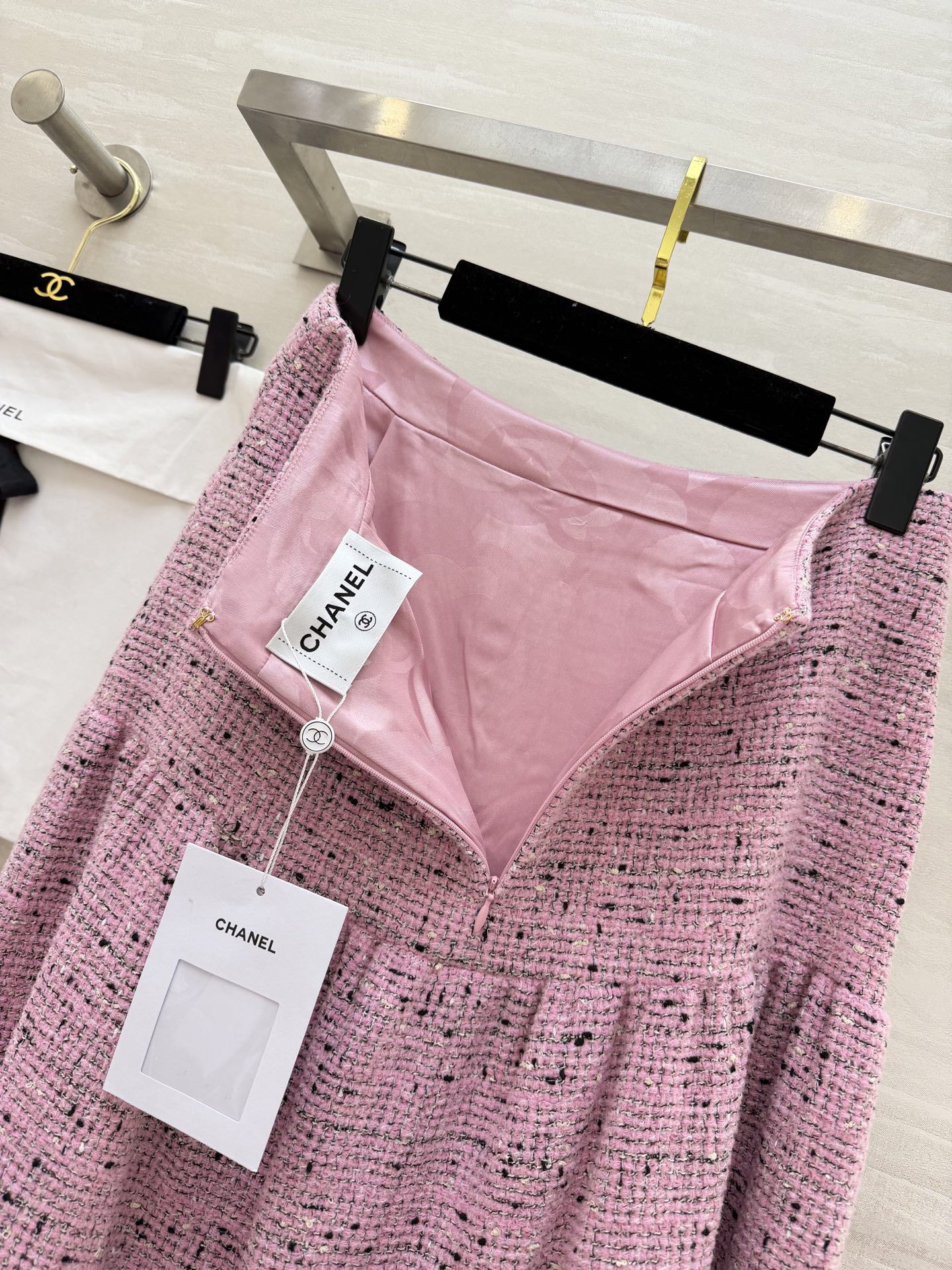 #Chane♡²⁶新款 温柔樱花粉粗花呢半裙 自带高级肌理感 经典双C元素精致纽扣 细节里都是法式优雅 