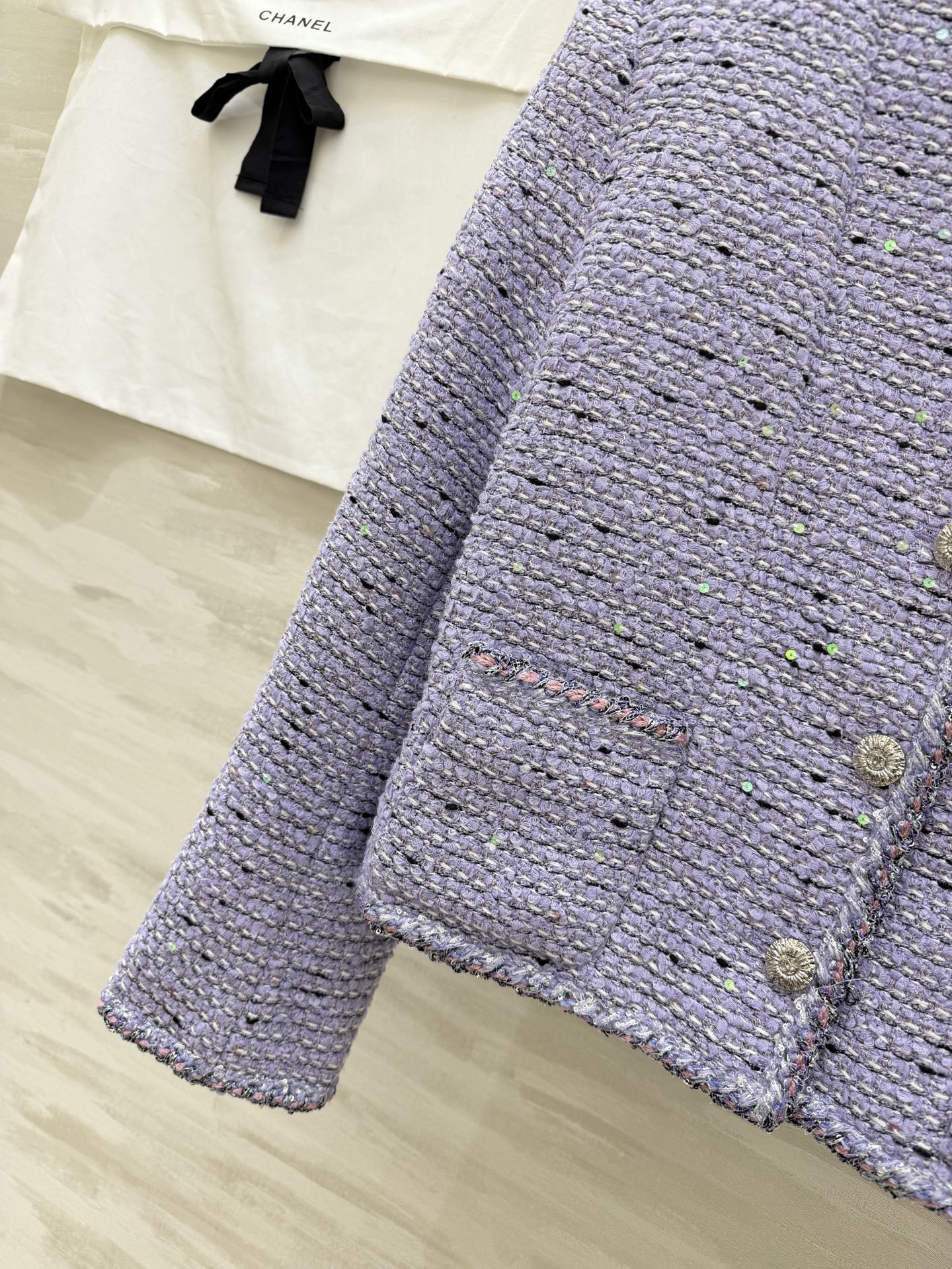 #Chane♡²⁶新款 香芋紫粗花呢外套 | 把春日温柔穿在身上 淡紫色简直是把法式优雅和春日浪漫揉在了