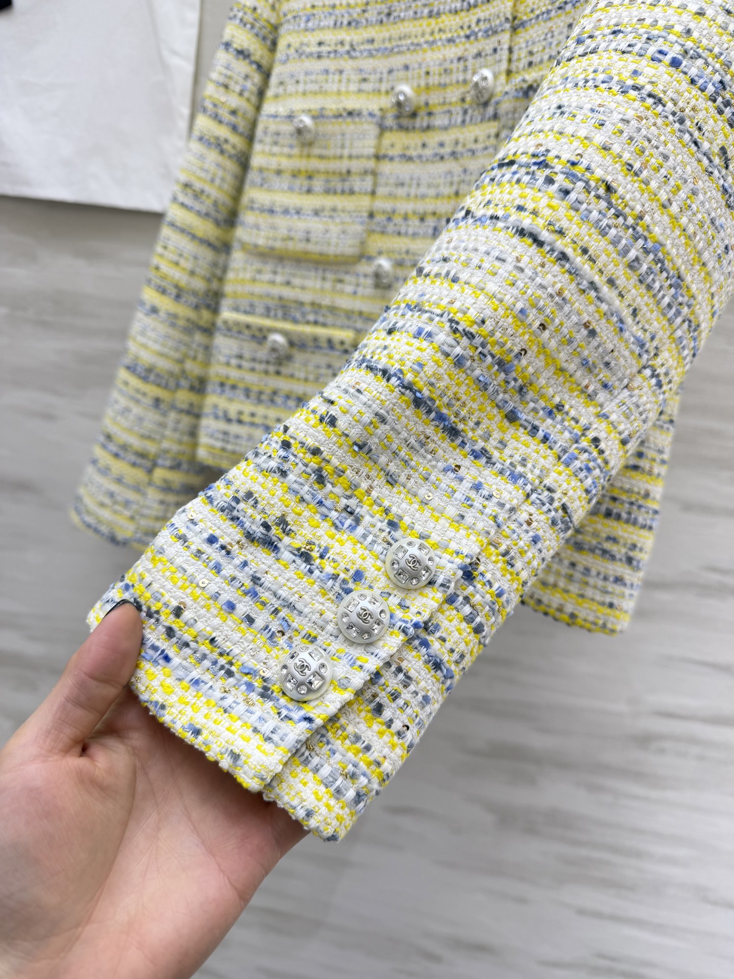 #Chane♡²⁶高定系列 黄蓝混色粗花呢外套 法式轻奢和春日元气焊在了一起💛💙 经典圆领复古又利落 自