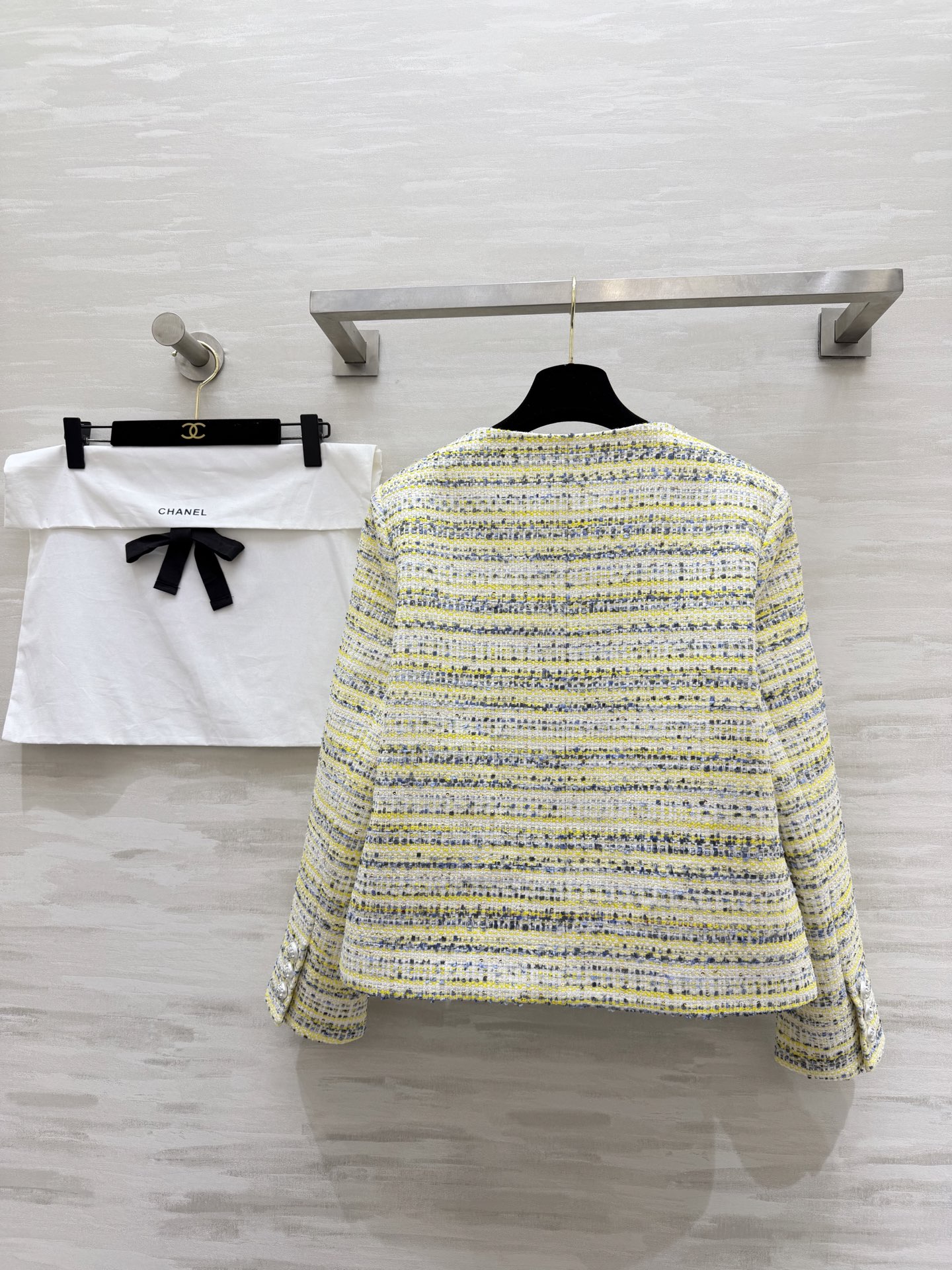 #Chane♡²⁶高定系列 黄蓝混色粗花呢外套 法式轻奢和春日元气焊在了一起💛💙 经典圆领复古又利落 自