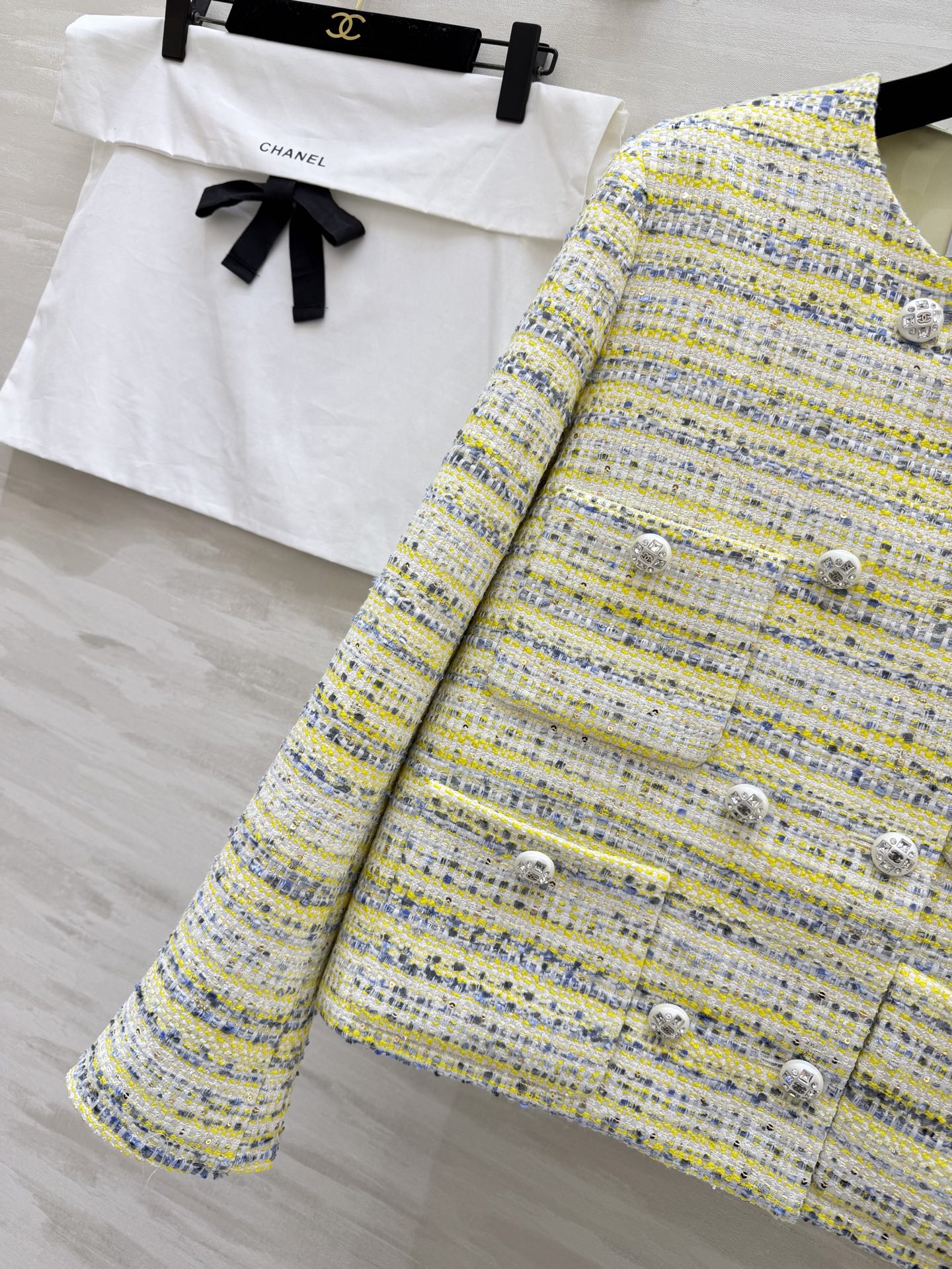 #Chane♡²⁶高定系列 黄蓝混色粗花呢外套 法式轻奢和春日元气焊在了一起💛💙 经典圆领复古又利落 自