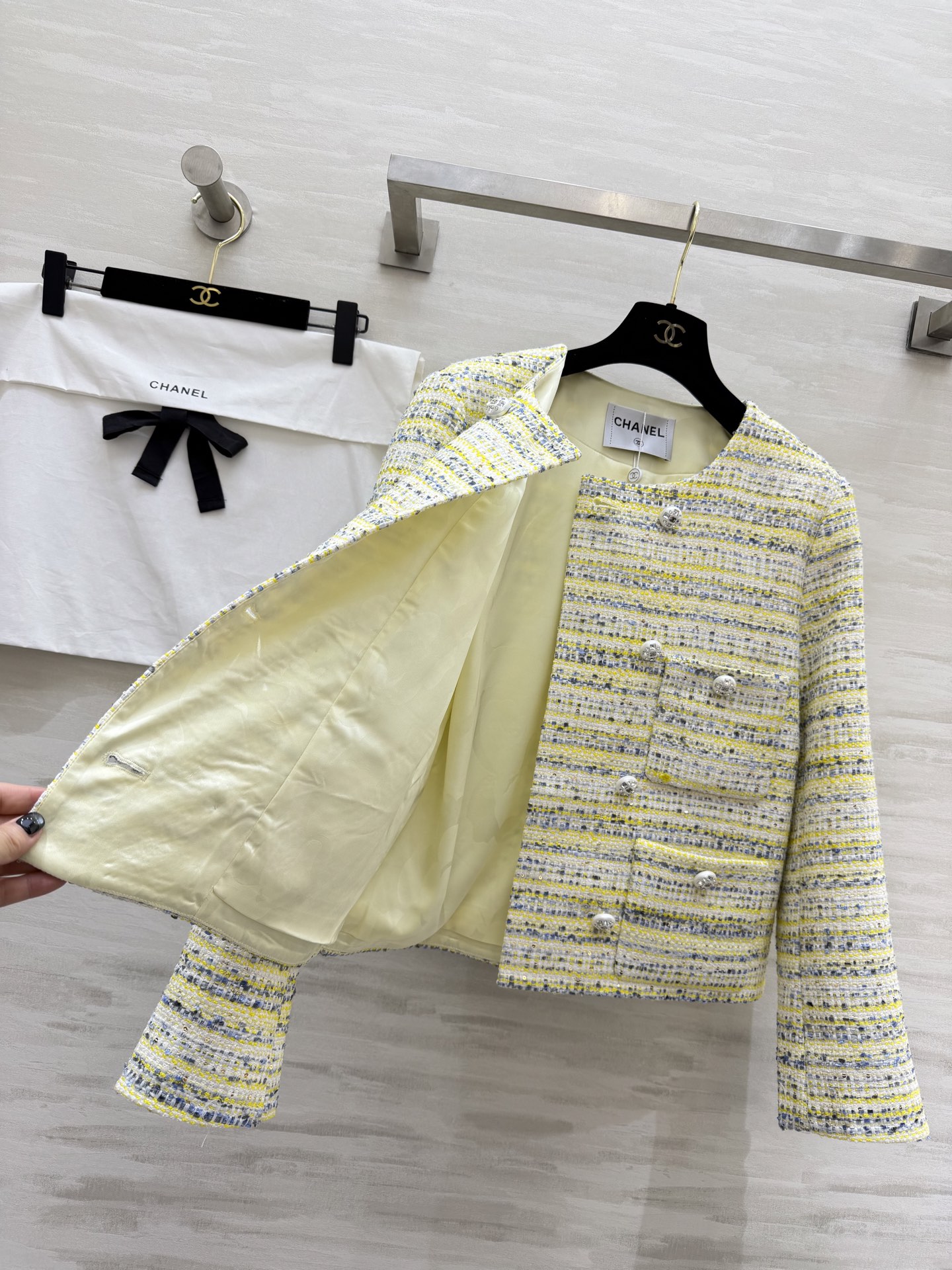 #Chane♡²⁶高定系列 黄蓝混色粗花呢外套 法式轻奢和春日元气焊在了一起💛💙 经典圆领复古又利落 自