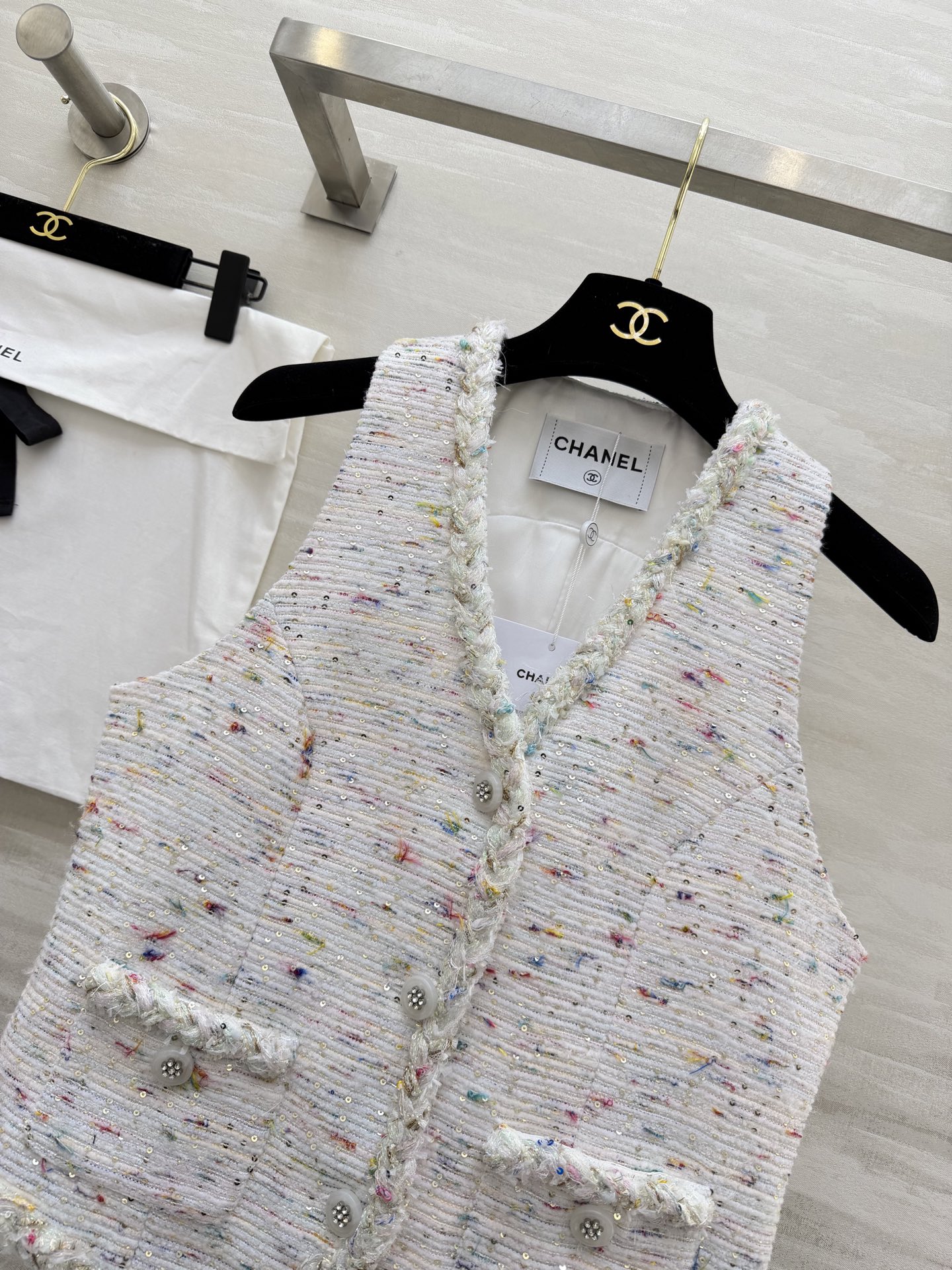 #Chane♡²⁶新款彩点粗花呢马甲 法式精致和春日元气焊在了一起💫奶白底+细碎彩点纱线 自带温柔滤镜 