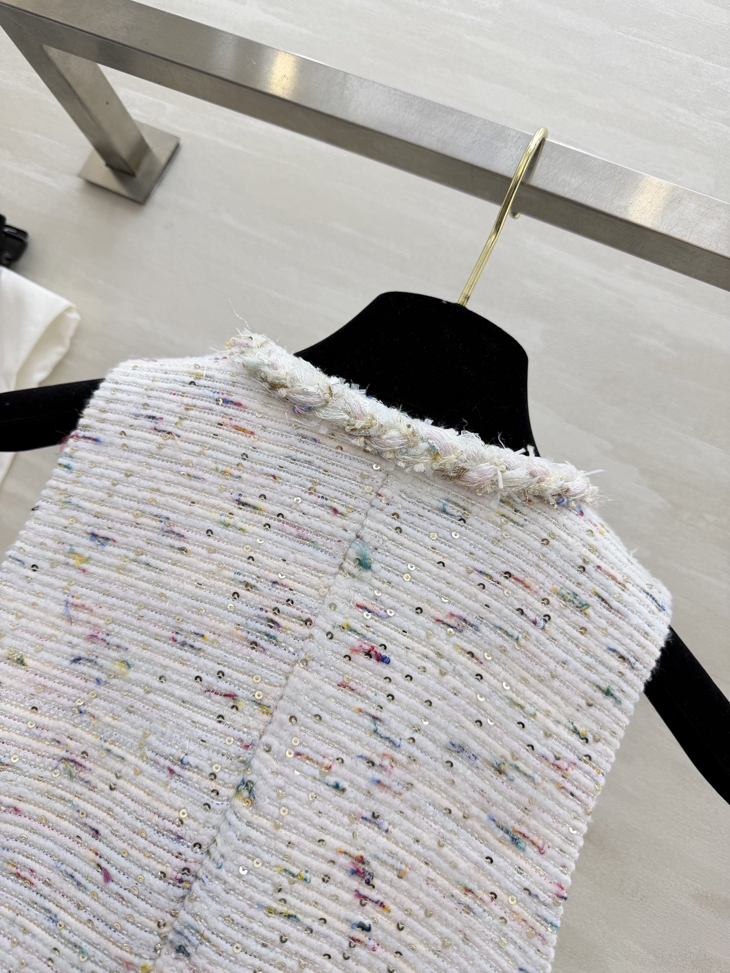 #Chane♡²⁶新款彩点粗花呢马甲 法式精致和春日元气焊在了一起💫奶白底+细碎彩点纱线 自带温柔滤镜 