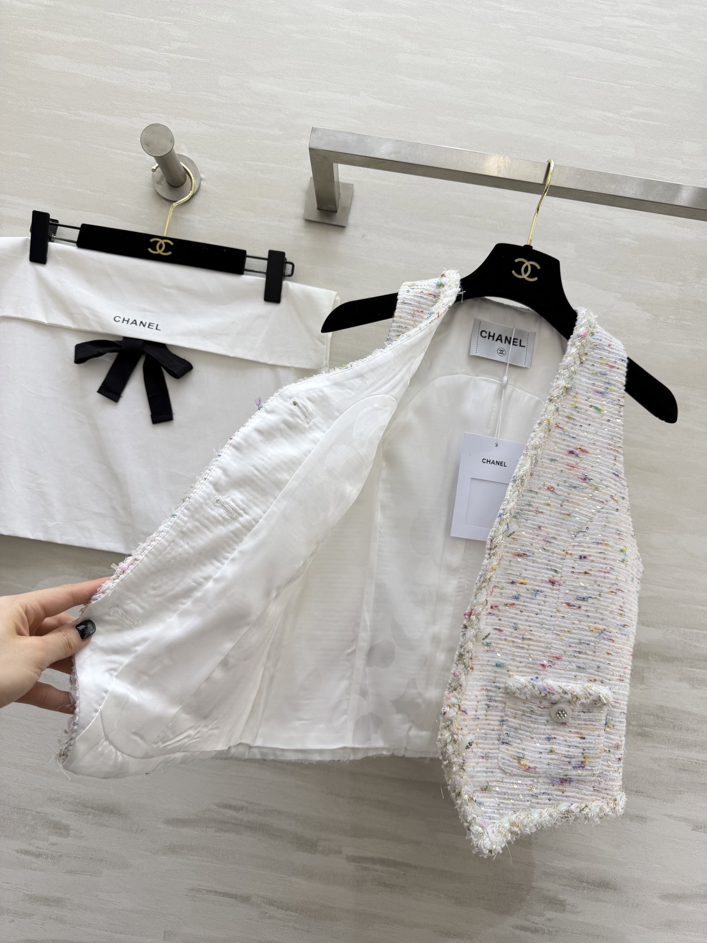 #Chane♡²⁶新款彩点粗花呢马甲 法式精致和春日元气焊在了一起💫奶白底+细碎彩点纱线 自带温柔滤镜 