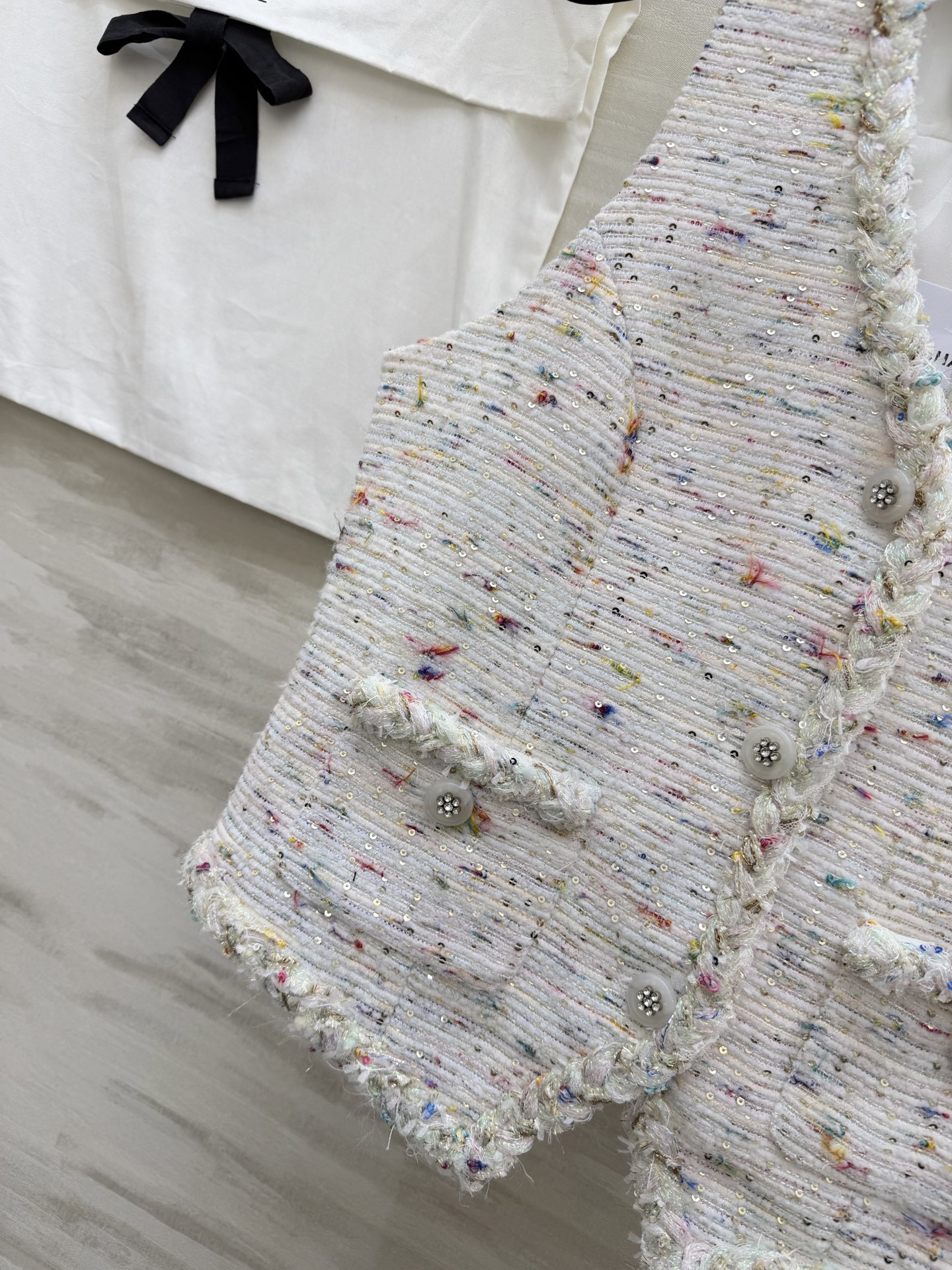 #Chane♡²⁶新款彩点粗花呢马甲 法式精致和春日元气焊在了一起💫奶白底+细碎彩点纱线 自带温柔滤镜 