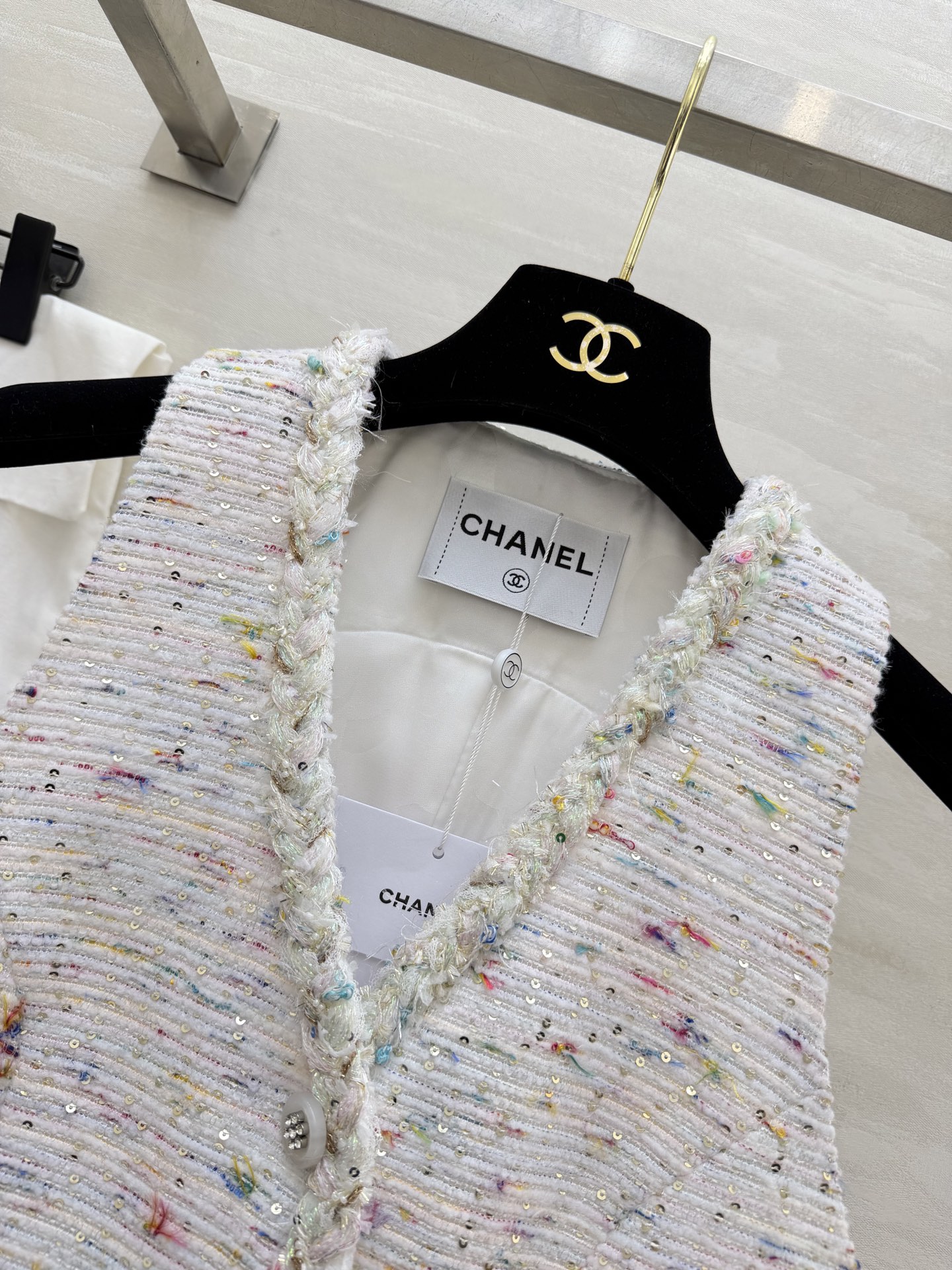 #Chane♡²⁶新款彩点粗花呢马甲 法式精致和春日元气焊在了一起💫奶白底+细碎彩点纱线 自带温柔滤镜 