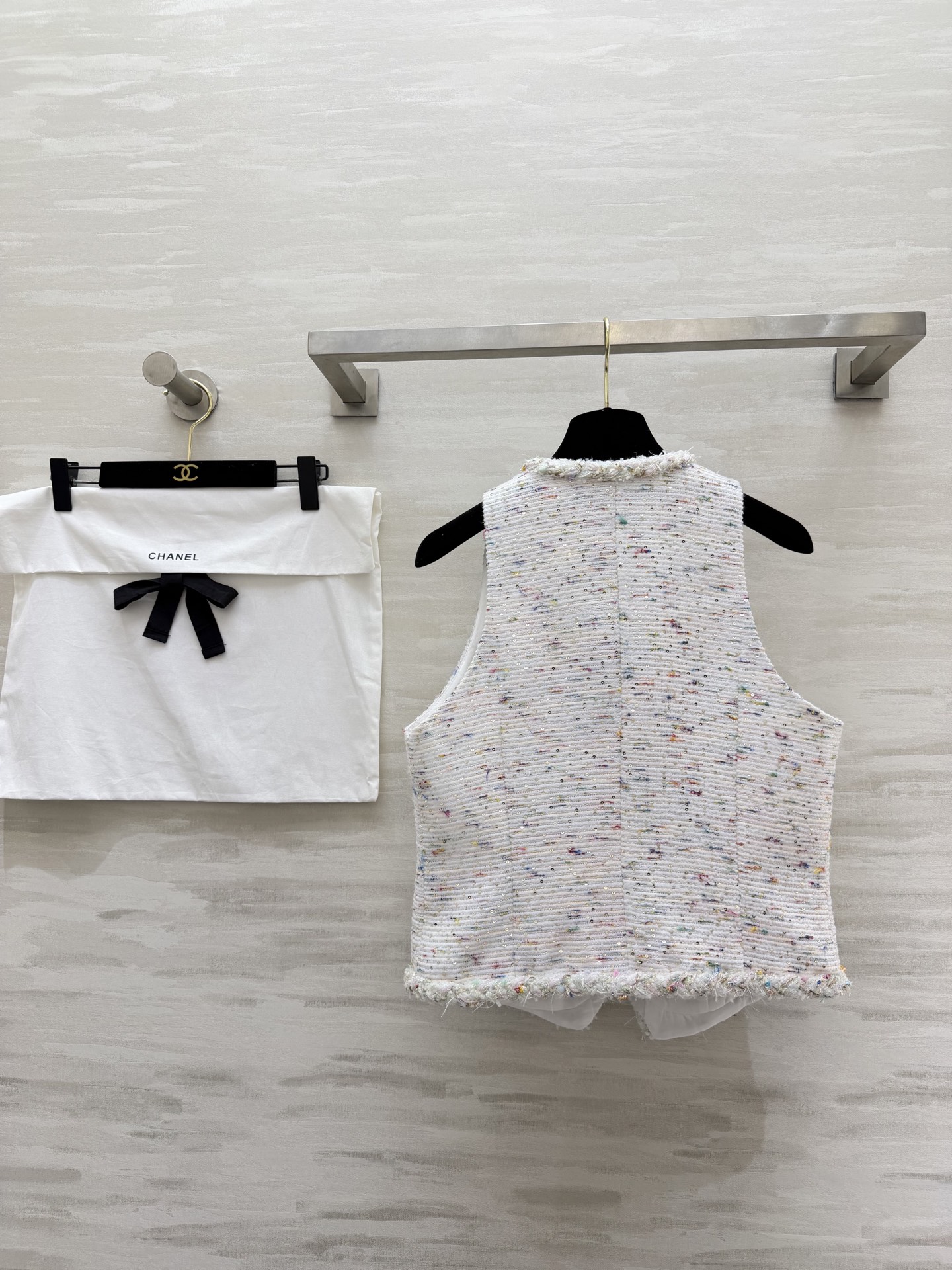 #Chane♡²⁶新款彩点粗花呢马甲 法式精致和春日元气焊在了一起💫奶白底+细碎彩点纱线 自带温柔滤镜 