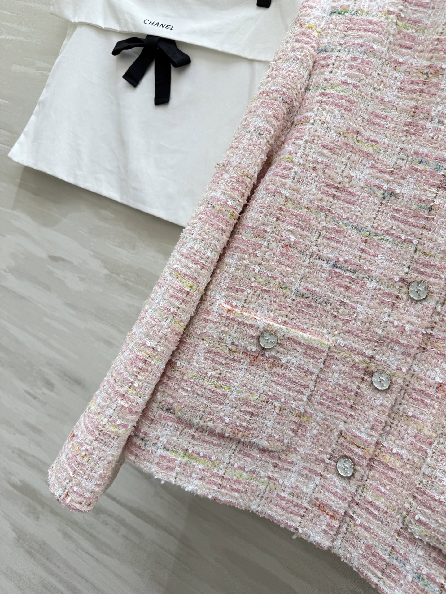 #Chane♡²⁶新款✨ 粉雾温柔粉白粗花呢外套 自带柔光滤镜💫 经典版型显高又显贵 随便搭都好看，是春