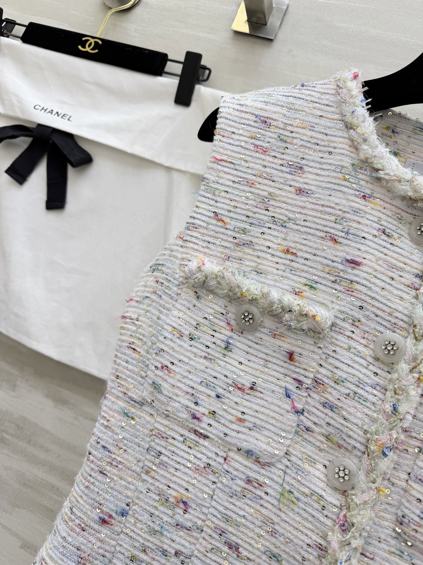 #Chane♡²⁶新款 彩点粗花呢无袖裙✨ 定制面料自带细碎闪片 毛边口袋设计 优雅又有细节感 谁穿谁温