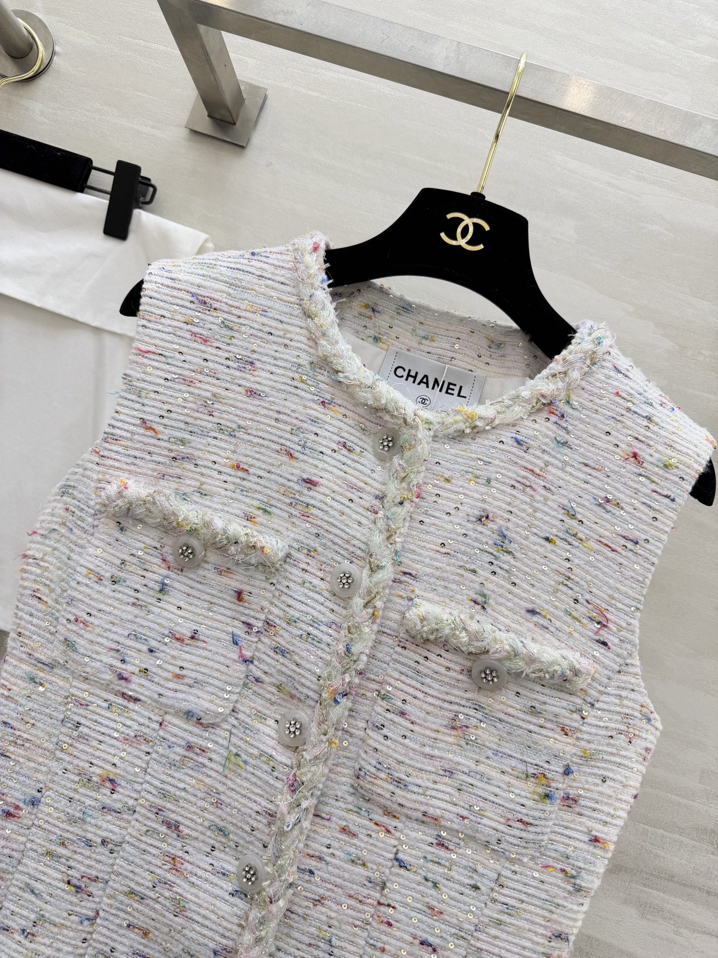 #Chane♡²⁶新款 彩点粗花呢无袖裙✨ 定制面料自带细碎闪片 毛边口袋设计 优雅又有细节感 谁穿谁温