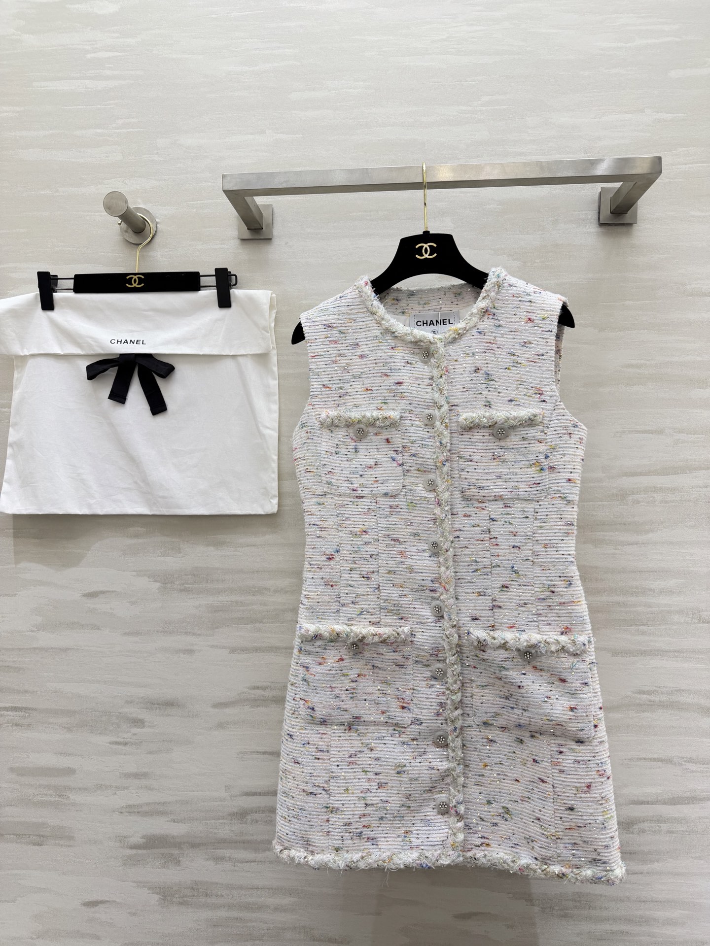 #Chane♡²⁶新款 彩点粗花呢无袖裙✨ 定制面料自带细碎闪片 毛边口袋设计 优雅又有细节感 谁穿谁温