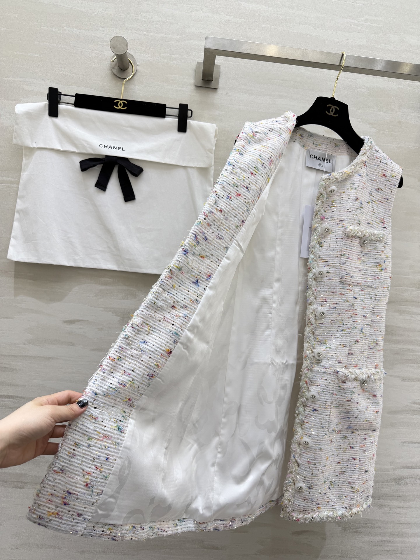 #Chane♡²⁶新款 彩点粗花呢无袖裙✨ 定制面料自带细碎闪片 毛边口袋设计 优雅又有细节感 谁穿谁温