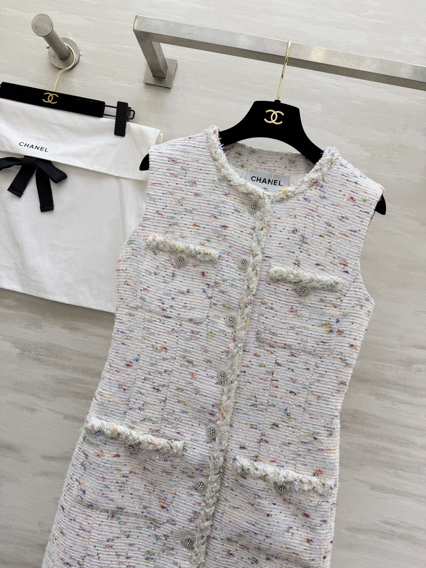 #Chane♡²⁶新款 彩点粗花呢无袖裙✨ 定制面料自带细碎闪片 毛边口袋设计 优雅又有细节感 谁穿谁温