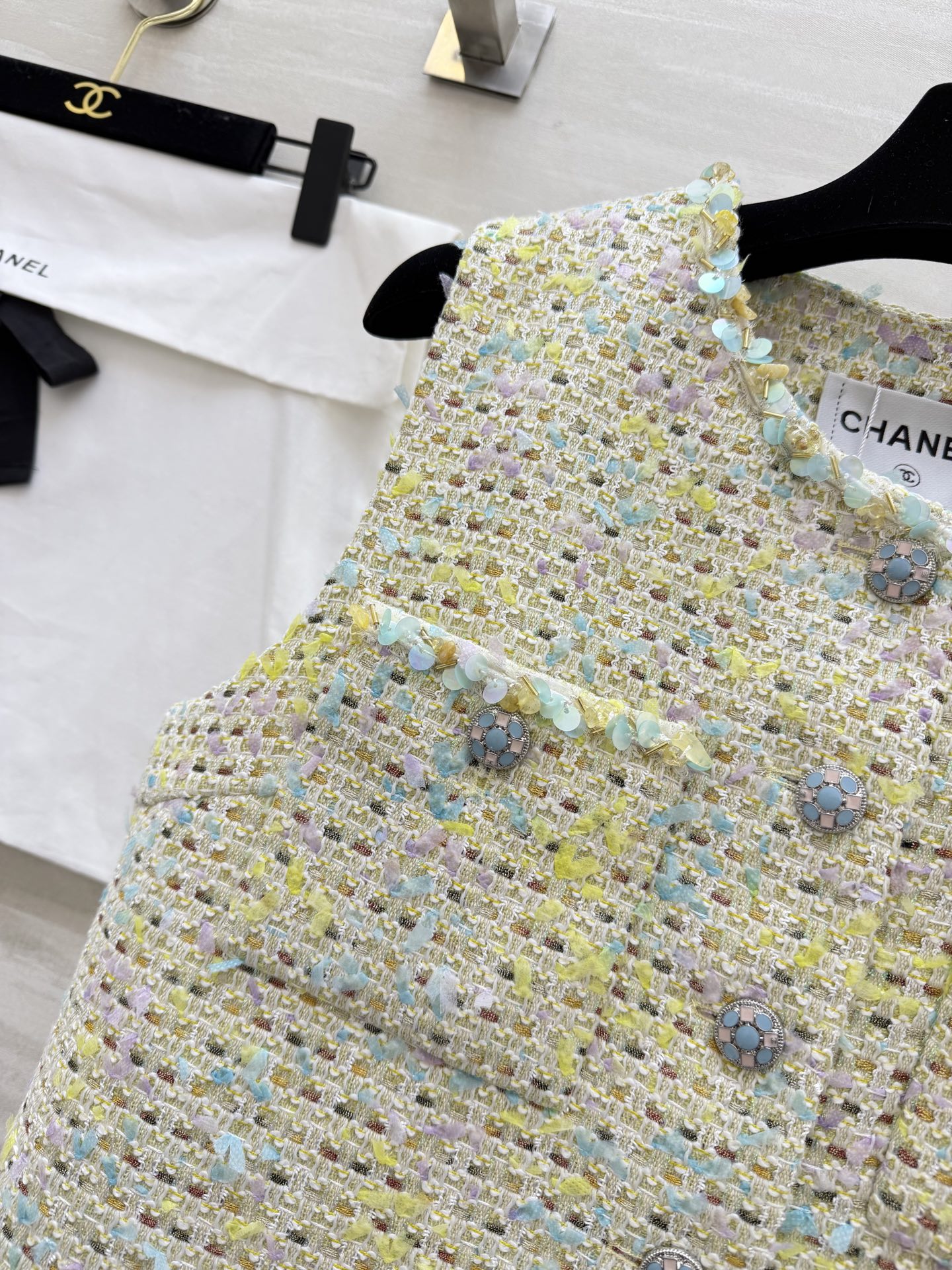 ▫️ CHANE♡²⁶粗花呢马甲▫️ 浅黄混彩+亮片肌理，高级感拉满▫️ 圆领无袖+经典口袋设计▫️ 日