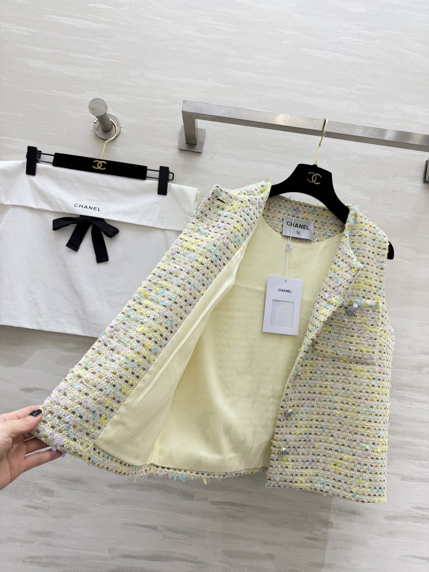 ▫️ CHANE♡²⁶粗花呢马甲▫️ 浅黄混彩+亮片肌理，高级感拉满▫️ 圆领无袖+经典口袋设计▫️ 日