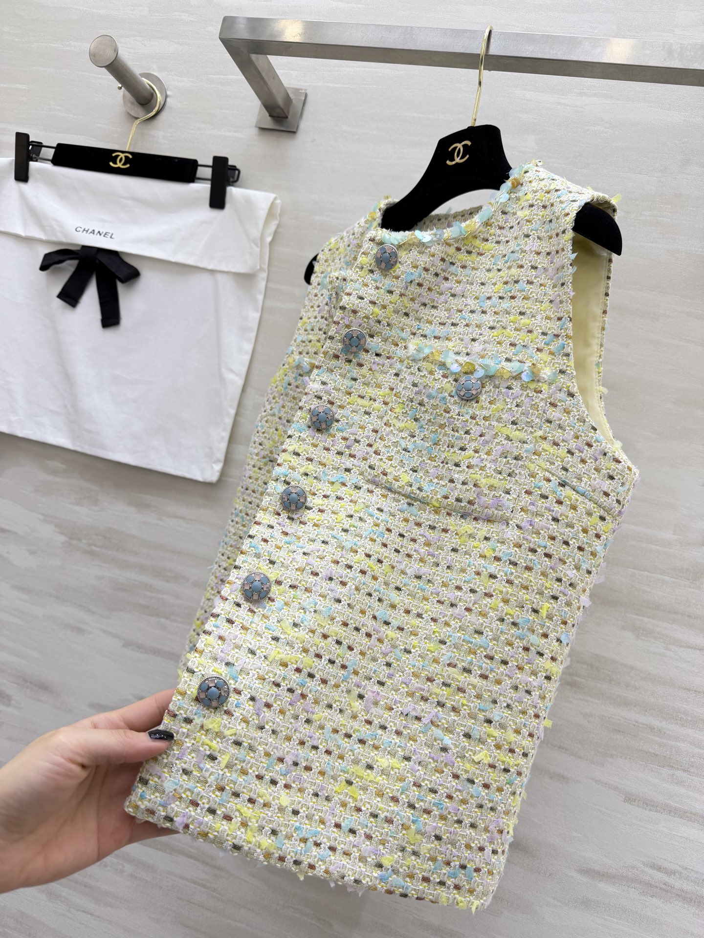 ▫️ CHANE♡²⁶粗花呢马甲▫️ 浅黄混彩+亮片肌理，高级感拉满▫️ 圆领无袖+经典口袋设计▫️ 日