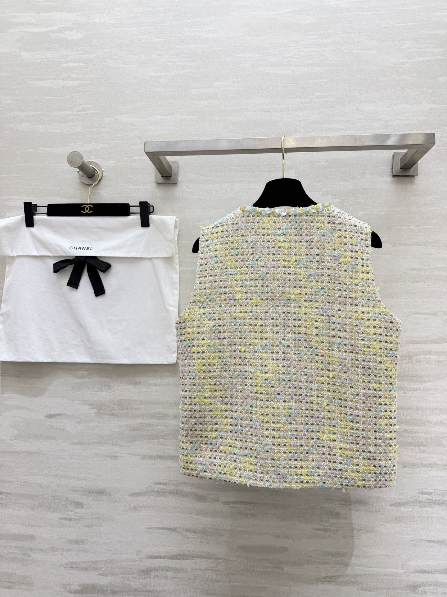 ▫️ CHANE♡²⁶粗花呢马甲▫️ 浅黄混彩+亮片肌理，高级感拉满▫️ 圆领无袖+经典口袋设计▫️ 日