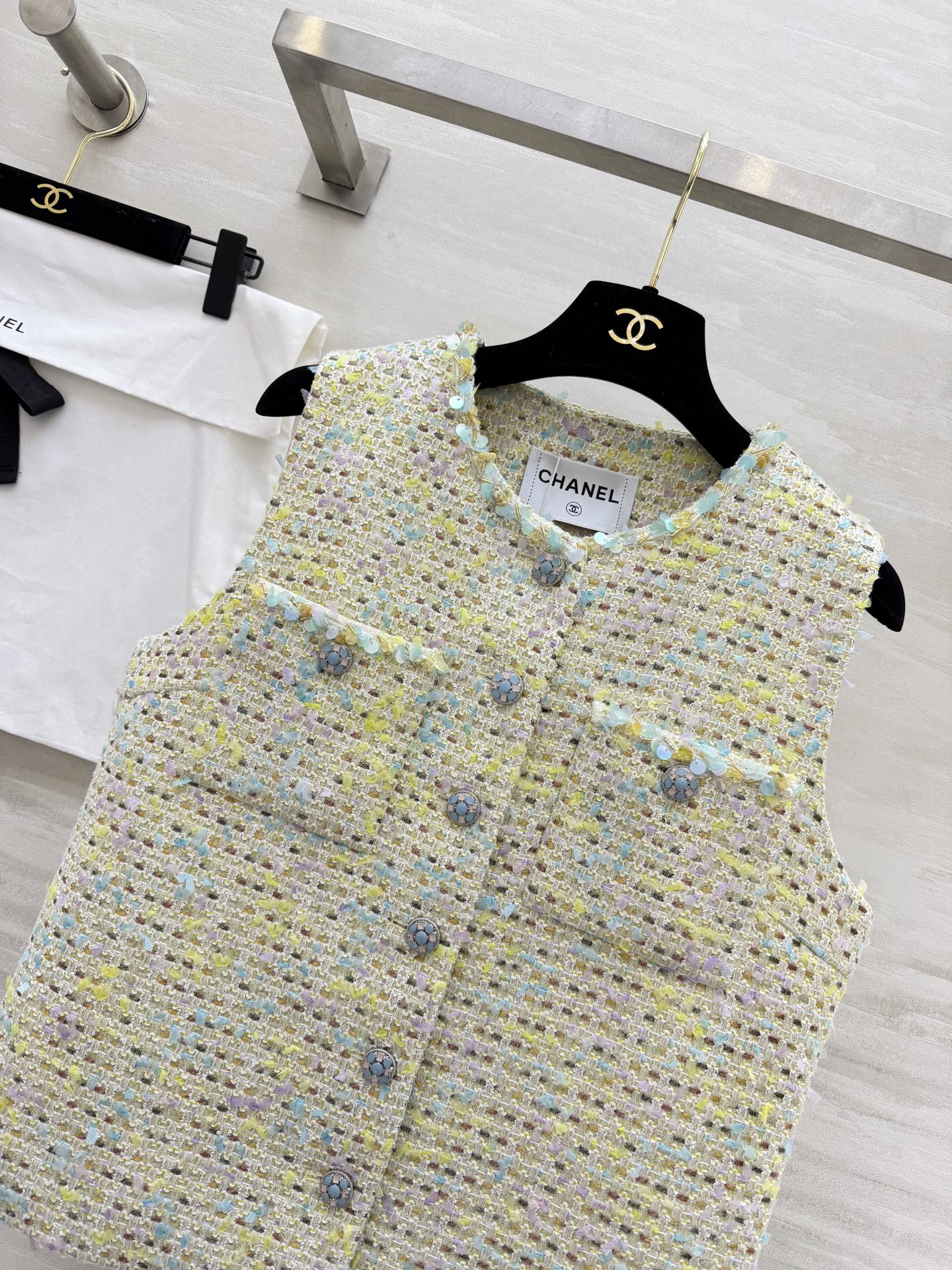 ▫️ CHANE♡²⁶粗花呢马甲▫️ 浅黄混彩+亮片肌理，高级感拉满▫️ 圆领无袖+经典口袋设计▫️ 日