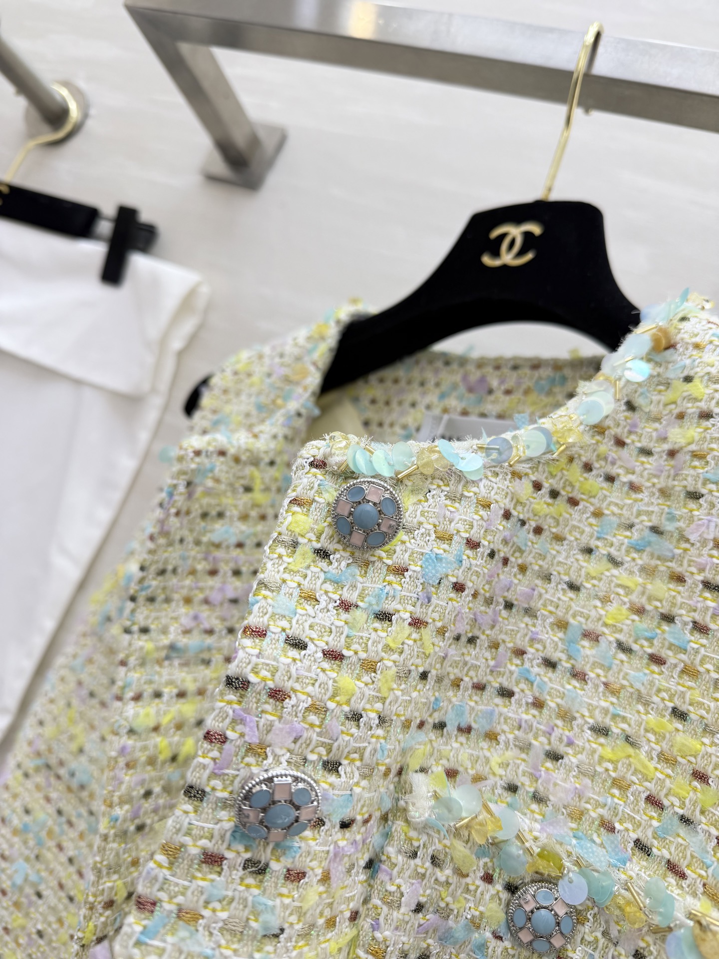 ▫️ CHANE♡²⁶粗花呢马甲▫️ 浅黄混彩+亮片肌理，高级感拉满▫️ 圆领无袖+经典口袋设计▫️ 日