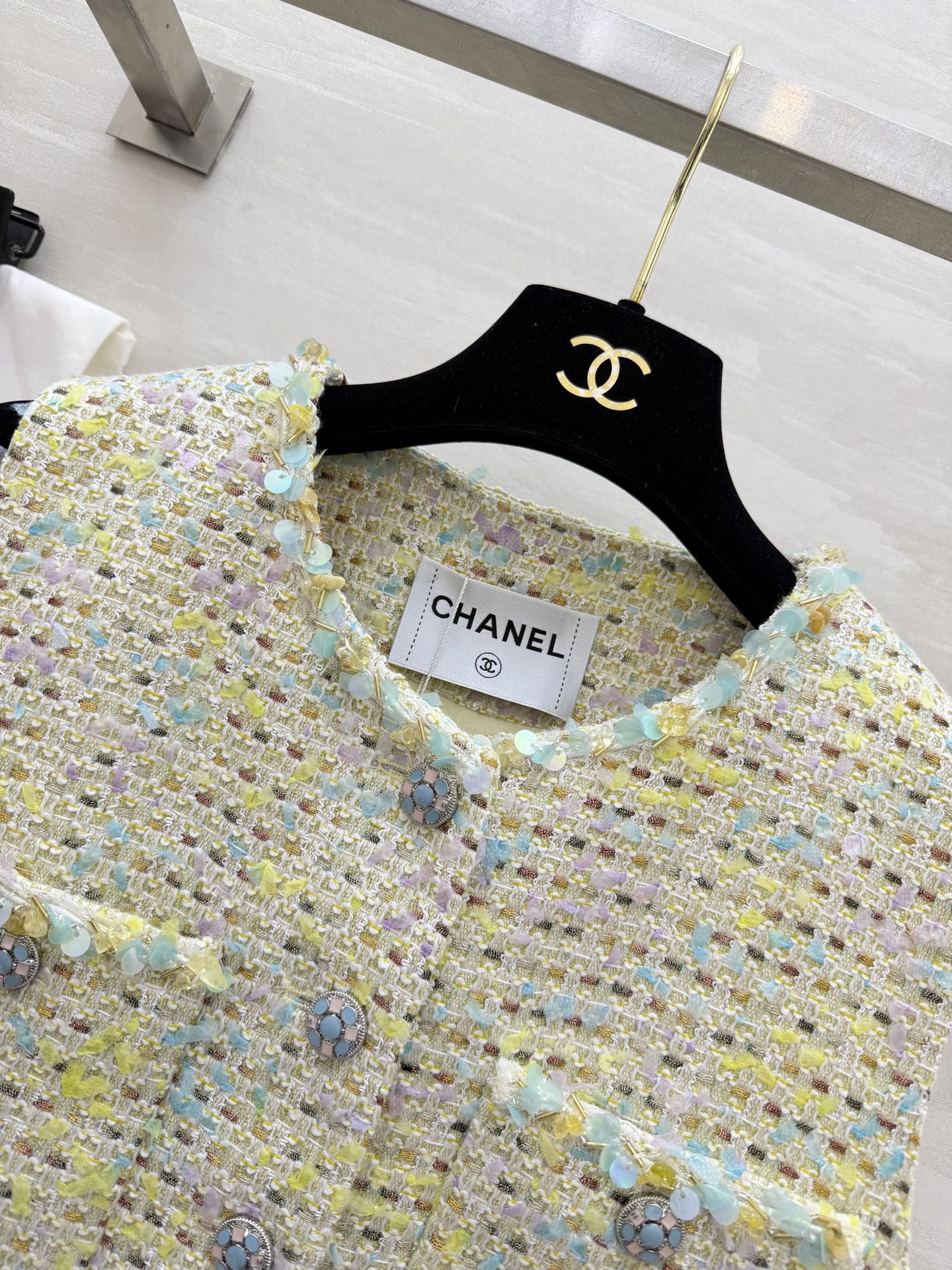 ▫️ CHANE♡²⁶粗花呢马甲▫️ 浅黄混彩+亮片肌理，高级感拉满▫️ 圆领无袖+经典口袋设计▫️ 日