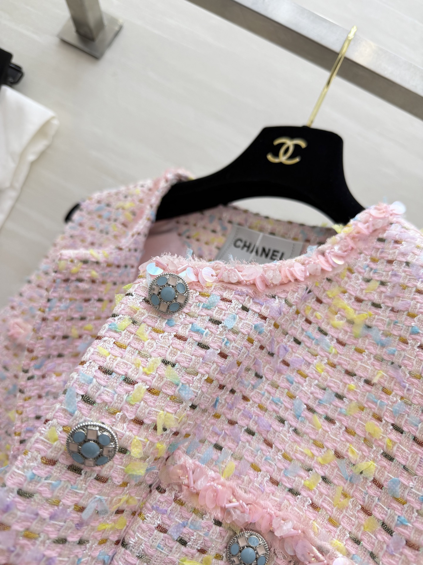 ▫️ CHANE♡²⁶粗花呢马甲▫️ 粉色混彩+亮片肌理，高级感拉满▫️ 圆领无袖+经典口袋设计▫️ 日