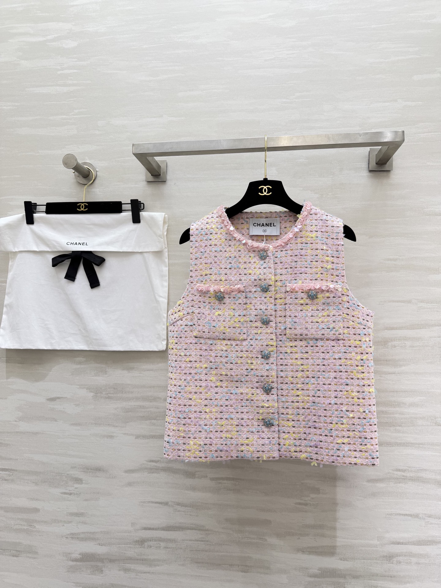▫️ CHANE♡²⁶粗花呢马甲▫️ 粉色混彩+亮片肌理，高级感拉满▫️ 圆领无袖+经典口袋设计▫️ 日