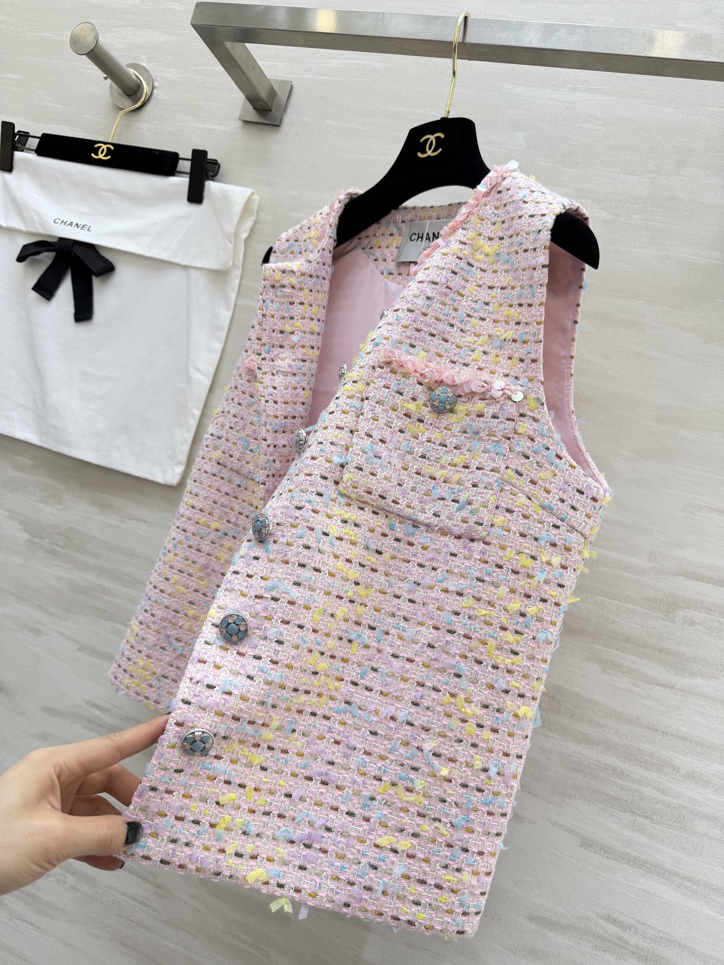 ▫️ CHANE♡²⁶粗花呢马甲▫️ 粉色混彩+亮片肌理，高级感拉满▫️ 圆领无袖+经典口袋设计▫️ 日