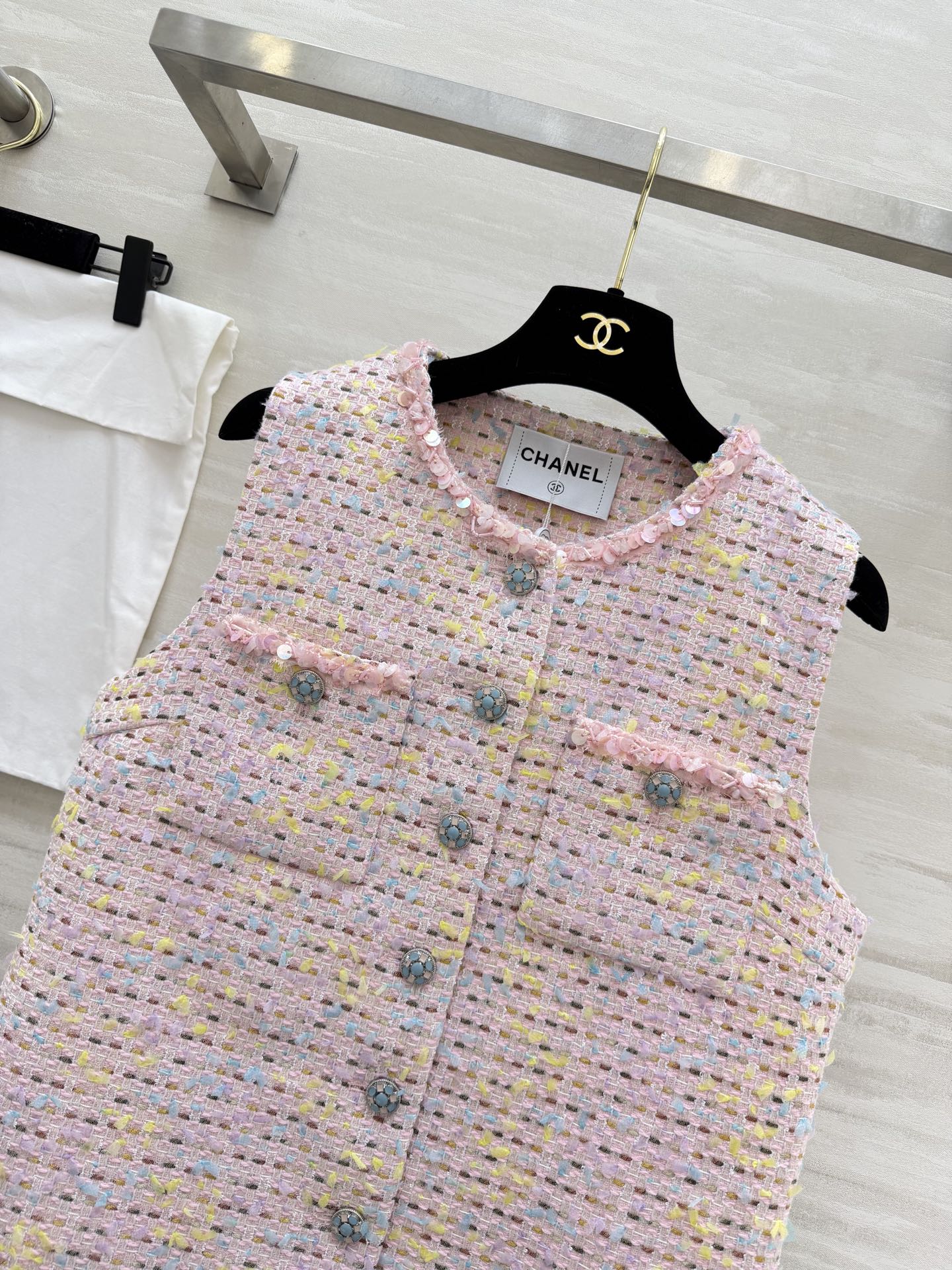 ▫️ CHANE♡²⁶粗花呢马甲▫️ 粉色混彩+亮片肌理，高级感拉满▫️ 圆领无袖+经典口袋设计▫️ 日