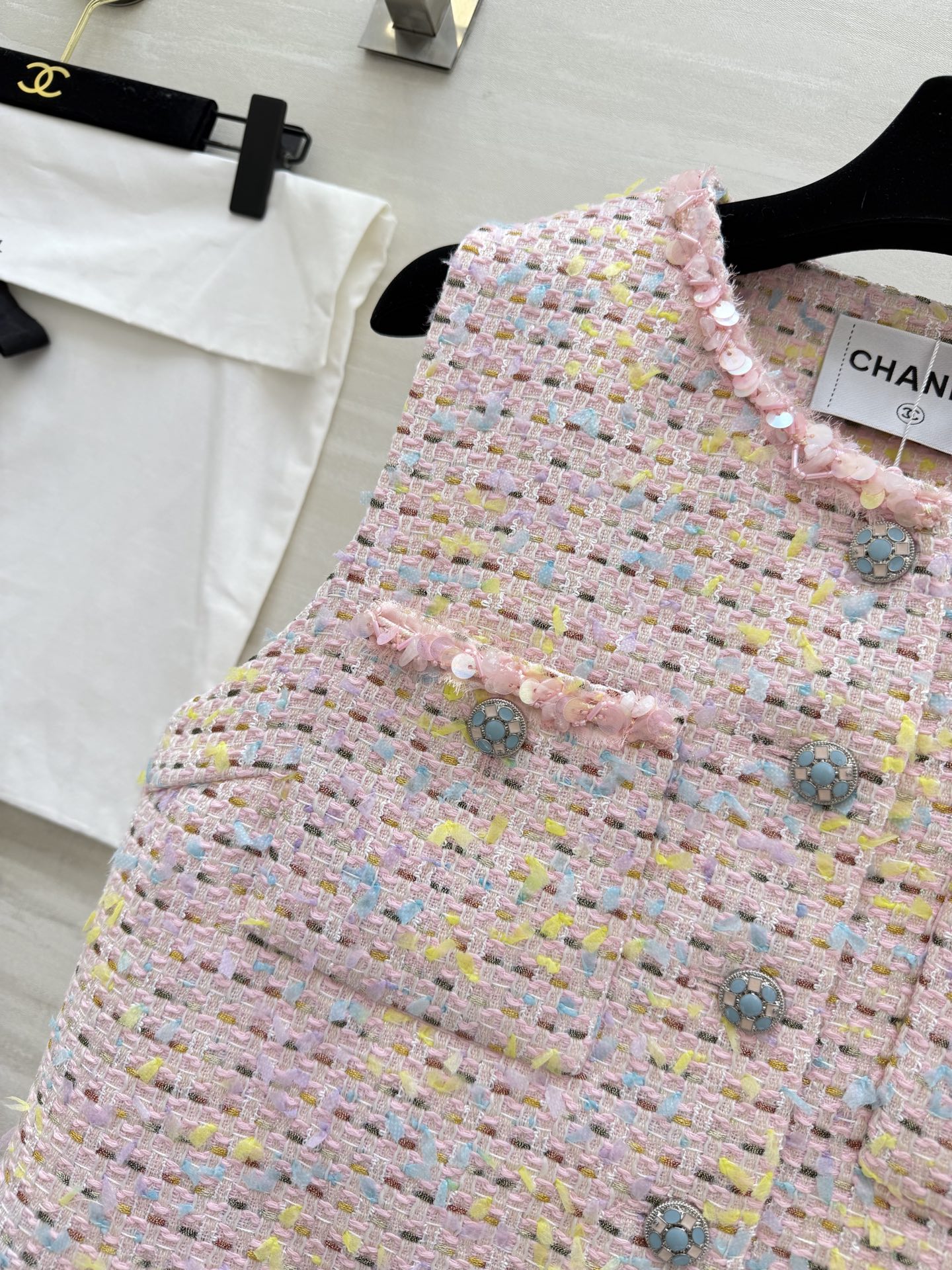 ▫️ CHANE♡²⁶粗花呢马甲▫️ 粉色混彩+亮片肌理，高级感拉满▫️ 圆领无袖+经典口袋设计▫️ 日