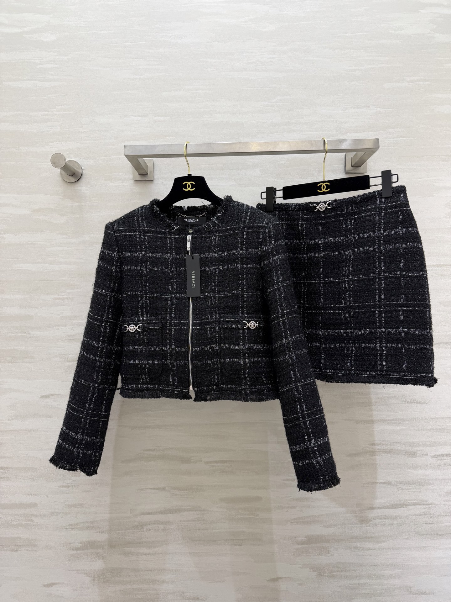 NO:743957,Versac tweed plaid suit｜Comes with rich family filter. Raw edge details + metal buckle embellishment, neat and elegant. No need to wear a set when going out, can be used for commuting or dating. Full of texture, wearing it will make you walk with a sense of sophistication. High-quality customization  Sold separately sizes S/M/L (S size shoulder width 38, bust 90, dress length 45, skirt waist 66, skirt length 42) jacket, skirt 270, Versace-clothing, versace, versace, skirts, jackets & coats,19860909Versac粗花呢格纹套装｜自带富家千金滤镜 毛边细节+金属扣点缀,利落又显贵 一套出门不用搭,通勤/约会都撑得住场面 质感拉满,穿上就是行走的精致感 高品质定制 分开发售sizeS/M/L（s码肩宽38,胸围90,衣长45,半裙腰围66,裙长42）外套,半裙270,范思哲-服装,versace,versace,skirts,jackets & coats,,Women's clothing