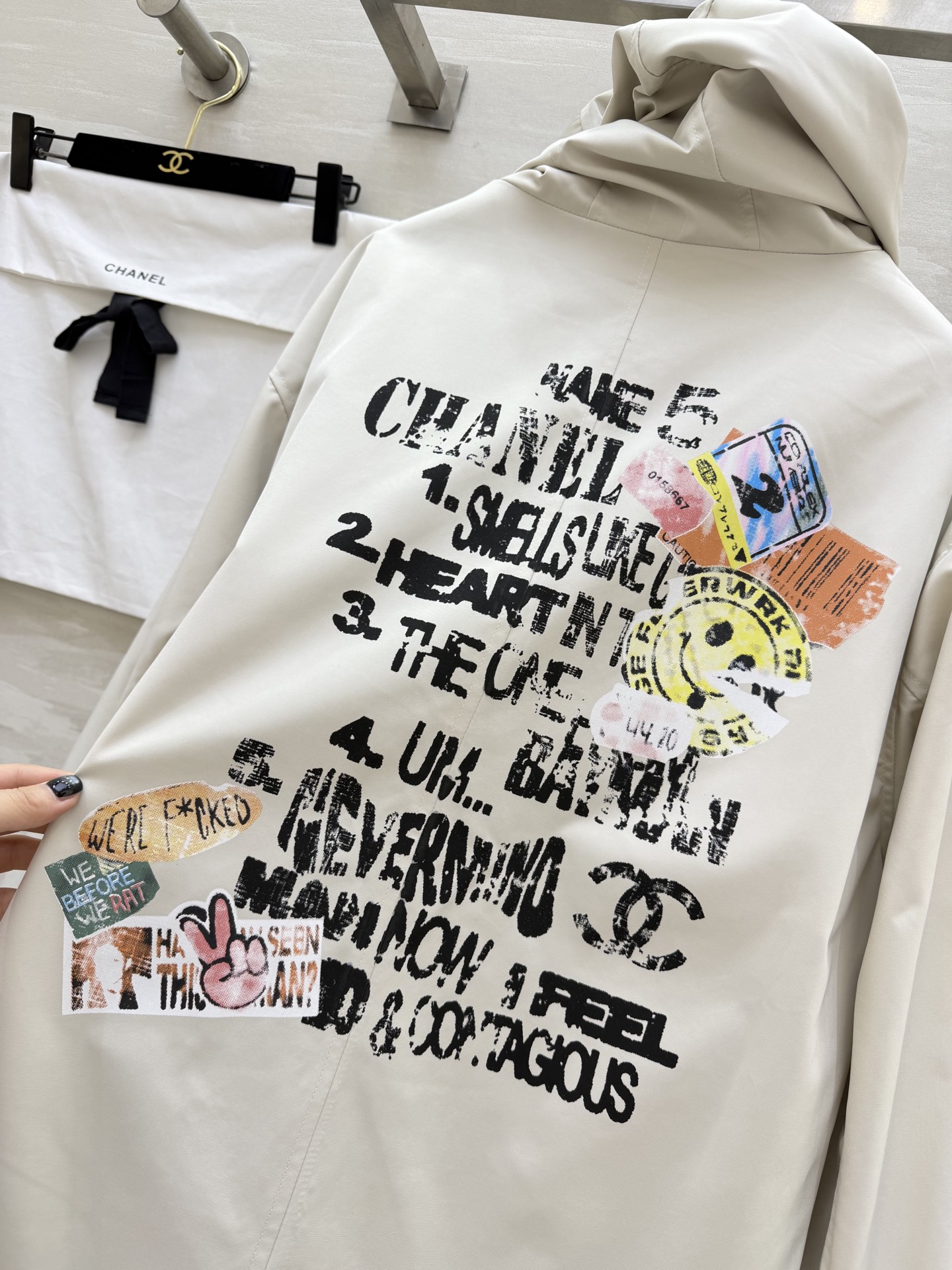 ▪️CHAN♡²⁶新款后背涂鸦连帽外套｜把随性穿在身上▪️ 复古涂鸦做旧字母 高品质定制 ▪️现货首发s