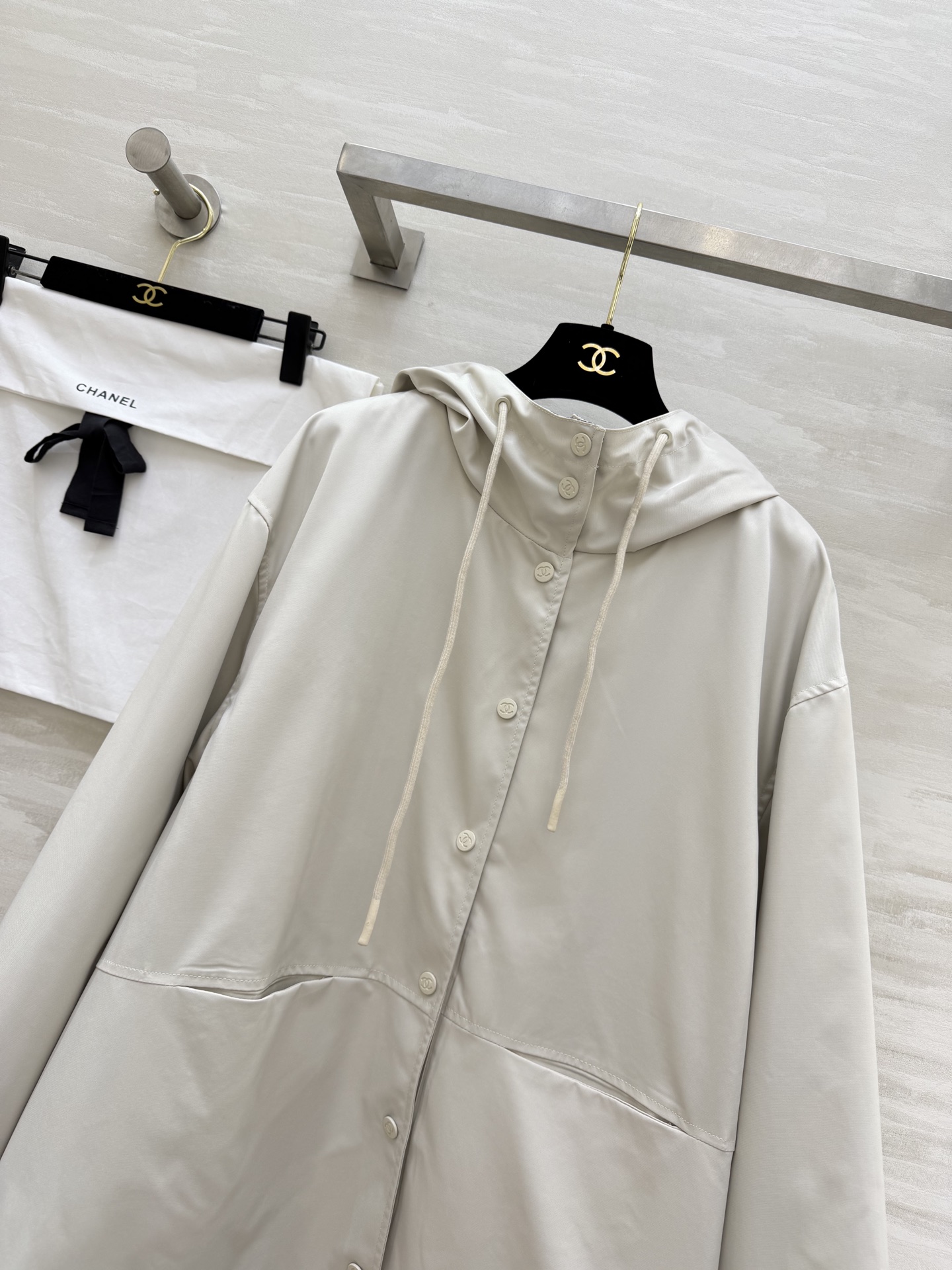 ▪️CHAN♡²⁶新款后背涂鸦连帽外套｜把随性穿在身上▪️ 复古涂鸦做旧字母 高品质定制 ▪️现货首发s