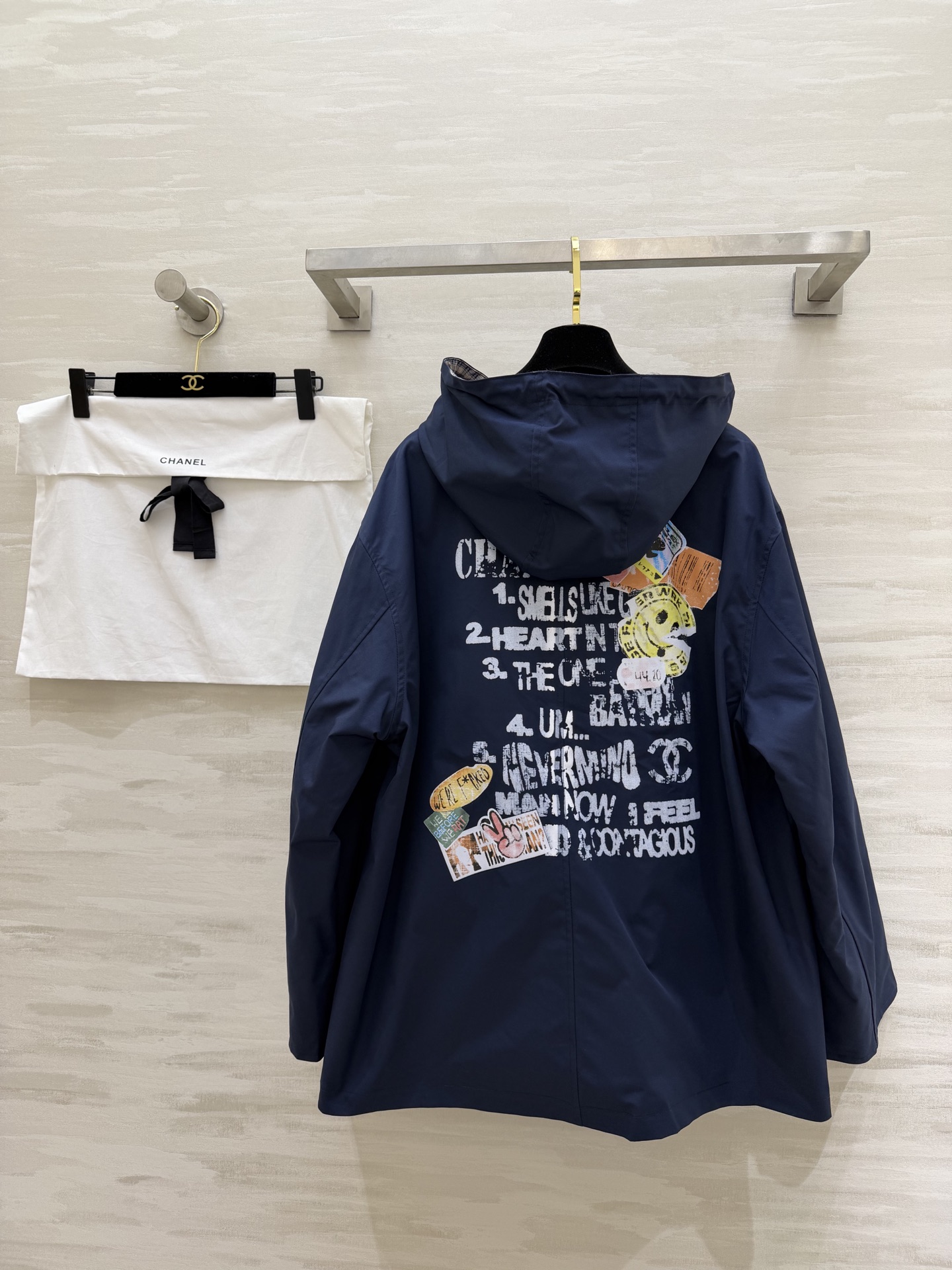 ▪️CHAN♡²⁶新款后背涂鸦连帽外套｜把随性穿在身上▪️ 复古涂鸦做旧字母 高品质定制 ▪️现货首发s