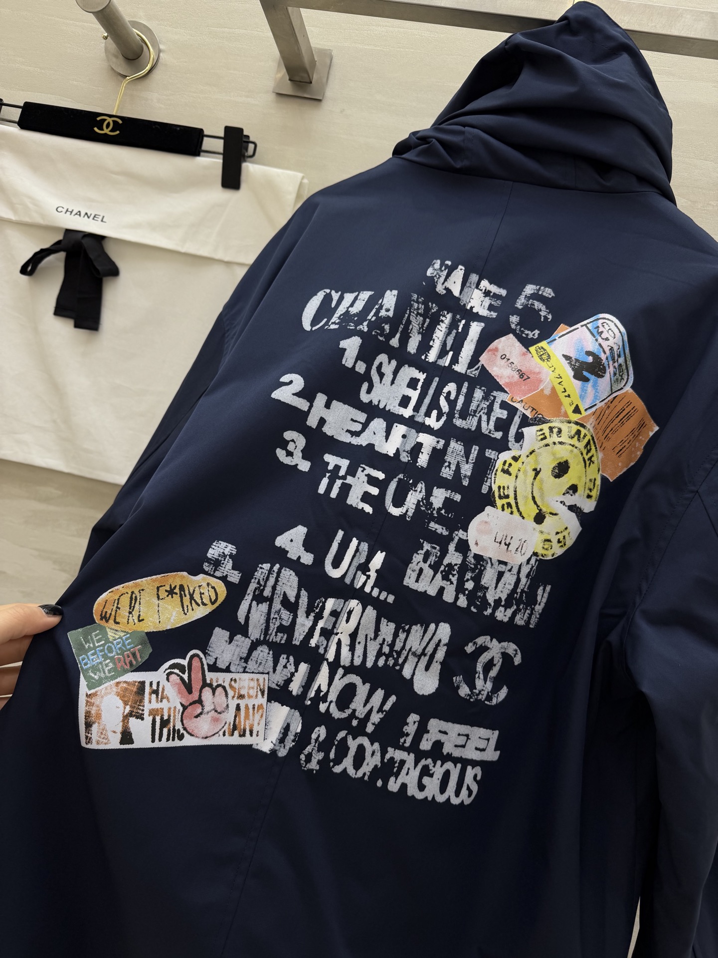 ▪️CHAN♡²⁶新款后背涂鸦连帽外套｜把随性穿在身上▪️ 复古涂鸦做旧字母 高品质定制 ▪️现货首发s