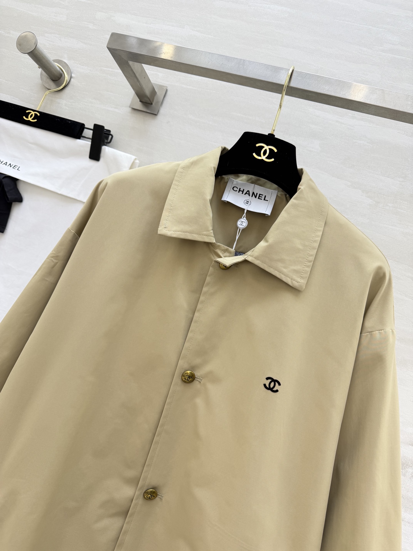 #Chane♡中古卡其色风衣 纯棉面料 内衬条纹设计质感挺阔又舒适 宽松版型 包容性强 适合多种身材！正