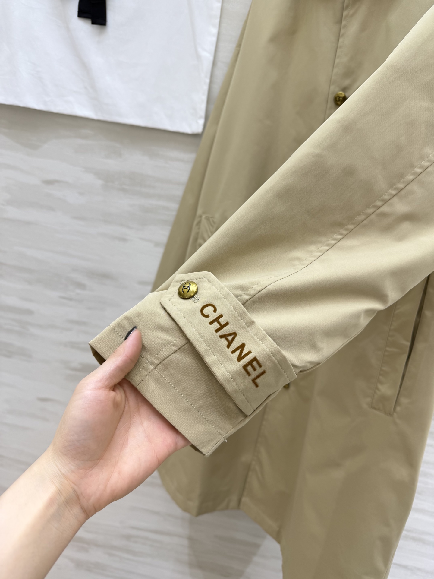 #Chane♡中古卡其色风衣 纯棉面料 内衬条纹设计质感挺阔又舒适 宽松版型 包容性强 适合多种身材！正