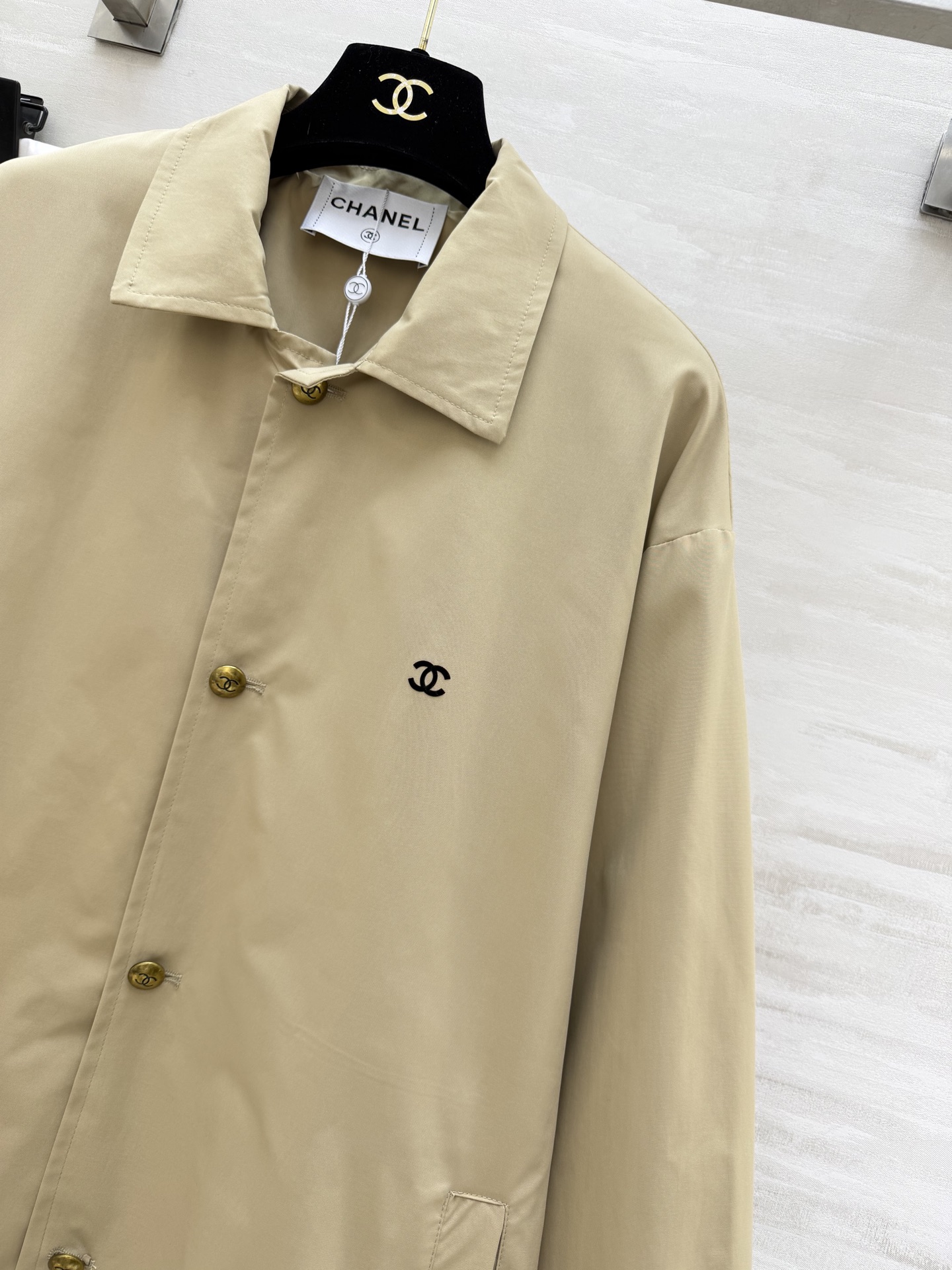 #Chane♡中古卡其色风衣 纯棉面料 内衬条纹设计质感挺阔又舒适 宽松版型 包容性强 适合多种身材！正