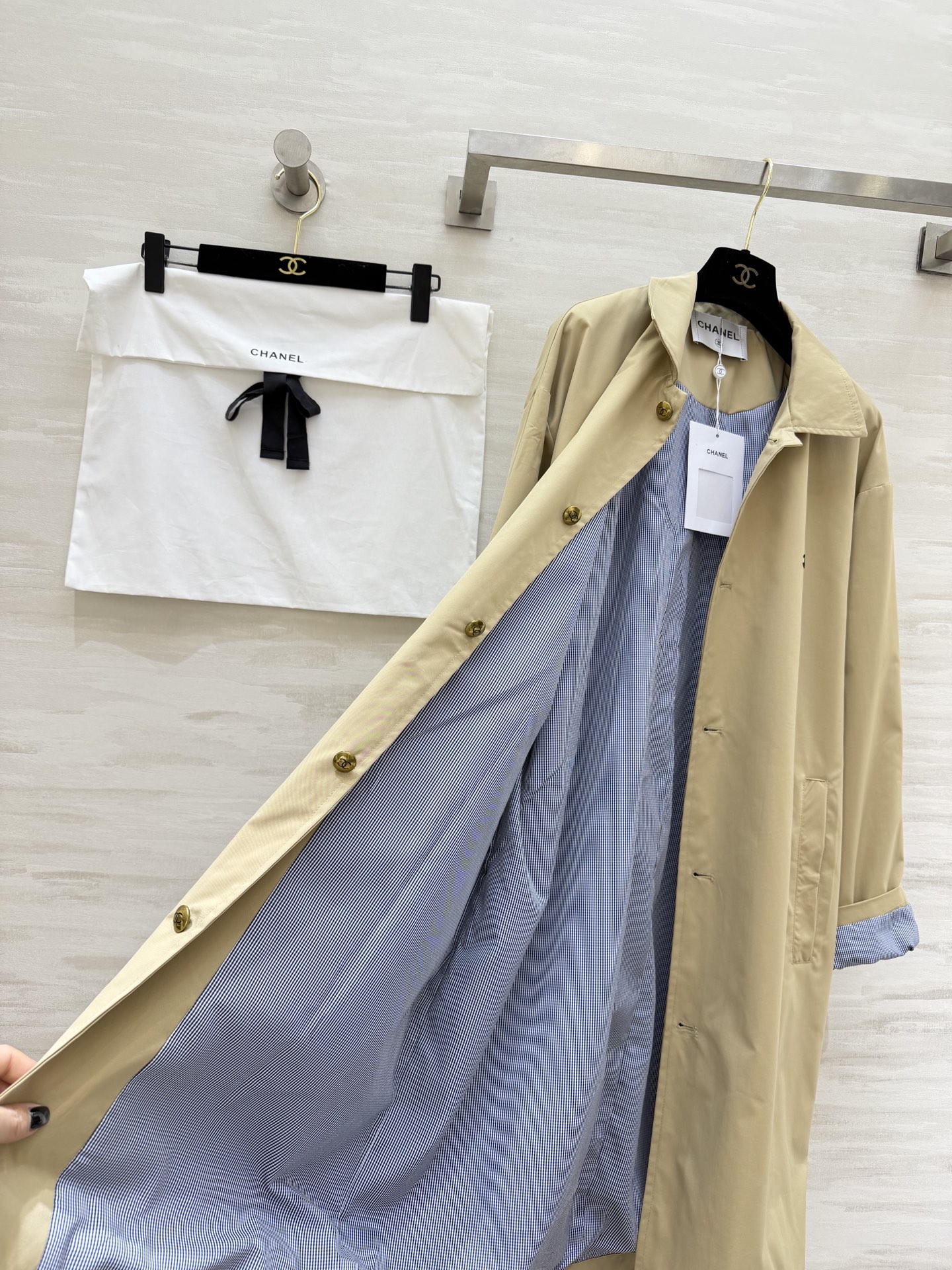 #Chane♡中古卡其色风衣 纯棉面料 内衬条纹设计质感挺阔又舒适 宽松版型 包容性强 适合多种身材！正