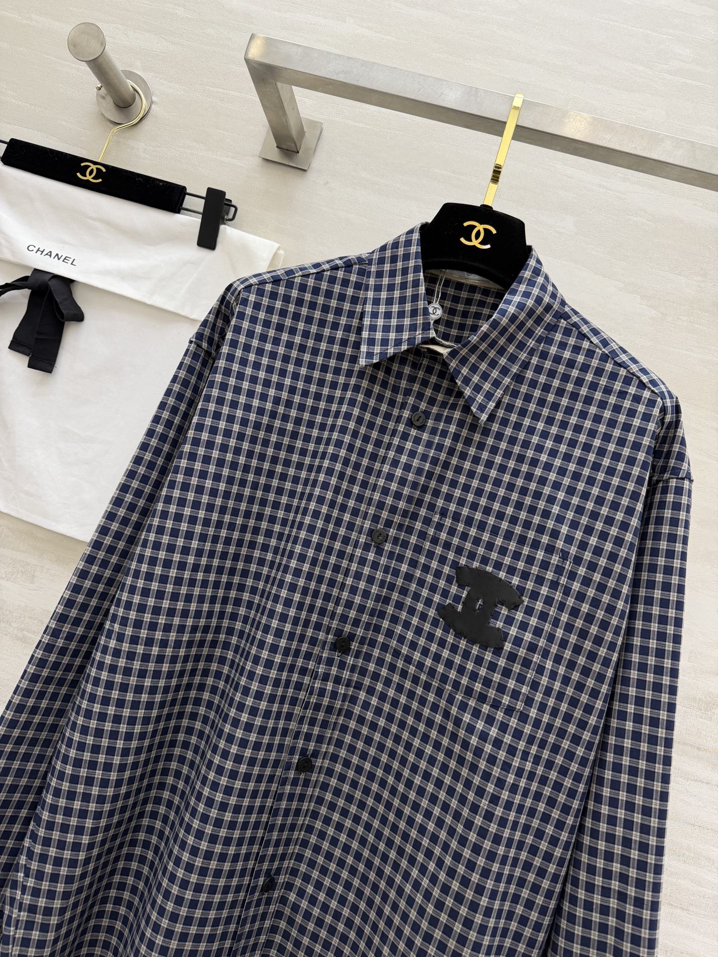 #CHAN♡²⁶.蓝格纹硬核上线💥经典格纹+皮质双C标识宽松版型自带街头感！高品质 现货来size：36