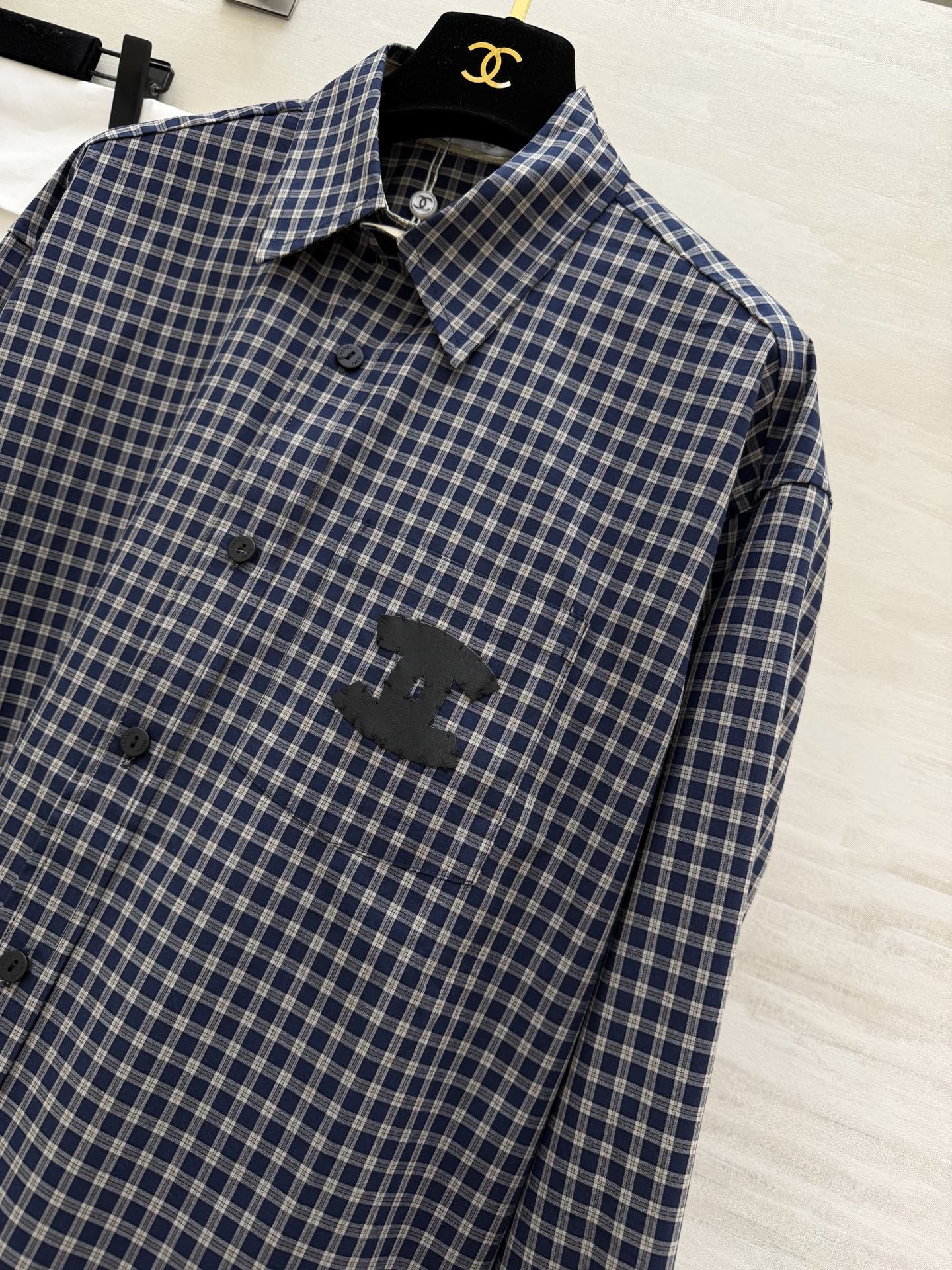 #CHAN♡²⁶.蓝格纹硬核上线💥经典格纹+皮质双C标识宽松版型自带街头感！高品质 现货来size：36