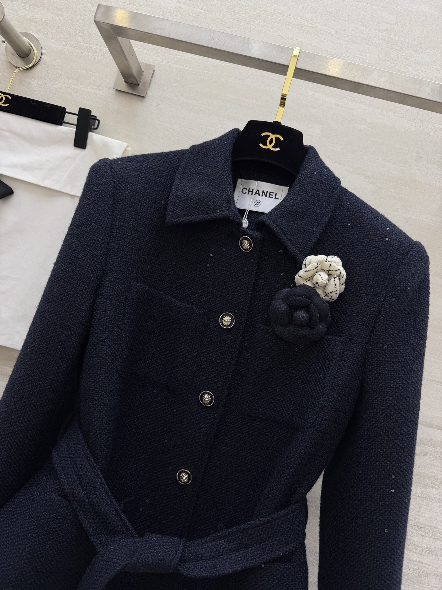 ▪️CHANE♡²⁶新款 显贵天花板✨▪️ 藏青粗花呢小香风外套｜把优雅焊在身上▪️ 山茶花胸针+收腰腰