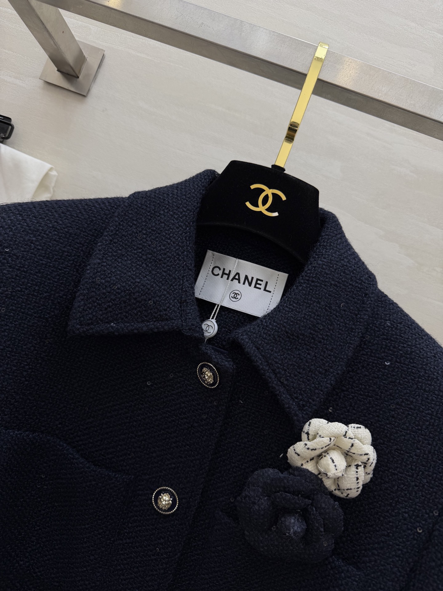 ▪️CHANE♡²⁶新款 显贵天花板✨▪️ 藏青粗花呢小香风外套｜把优雅焊在身上▪️ 山茶花胸针+收腰腰