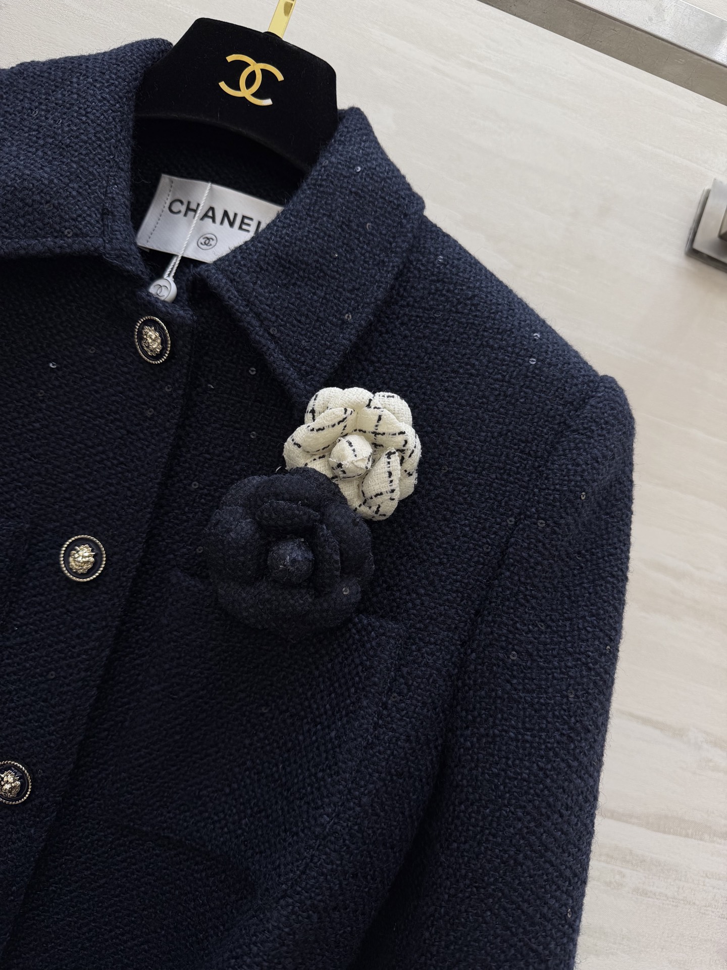 ▪️CHANE♡²⁶新款 显贵天花板✨▪️ 藏青粗花呢小香风外套｜把优雅焊在身上▪️ 山茶花胸针+收腰腰