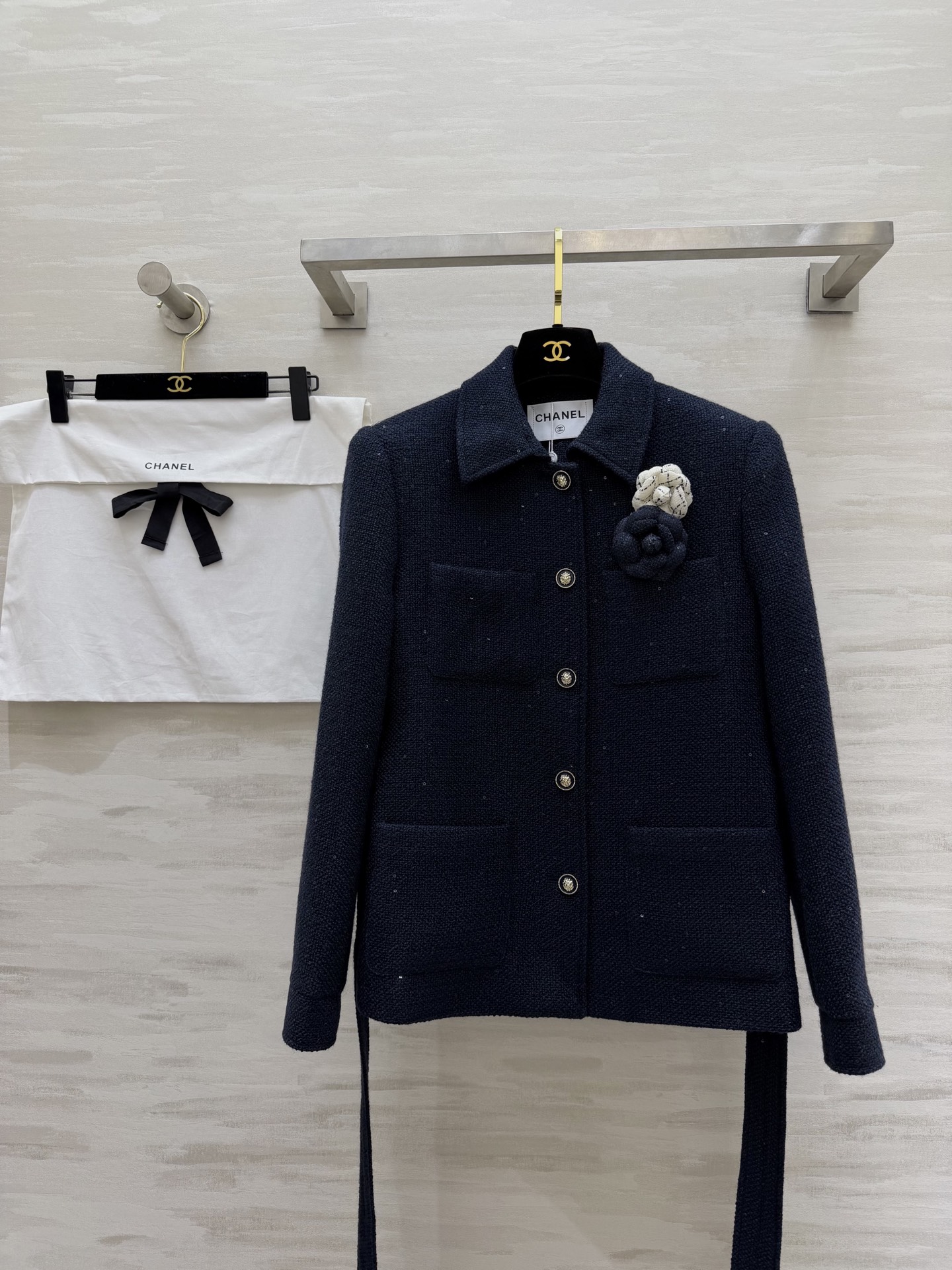 ▪️CHANE♡²⁶新款 显贵天花板✨▪️ 藏青粗花呢小香风外套｜把优雅焊在身上▪️ 山茶花胸针+收腰腰